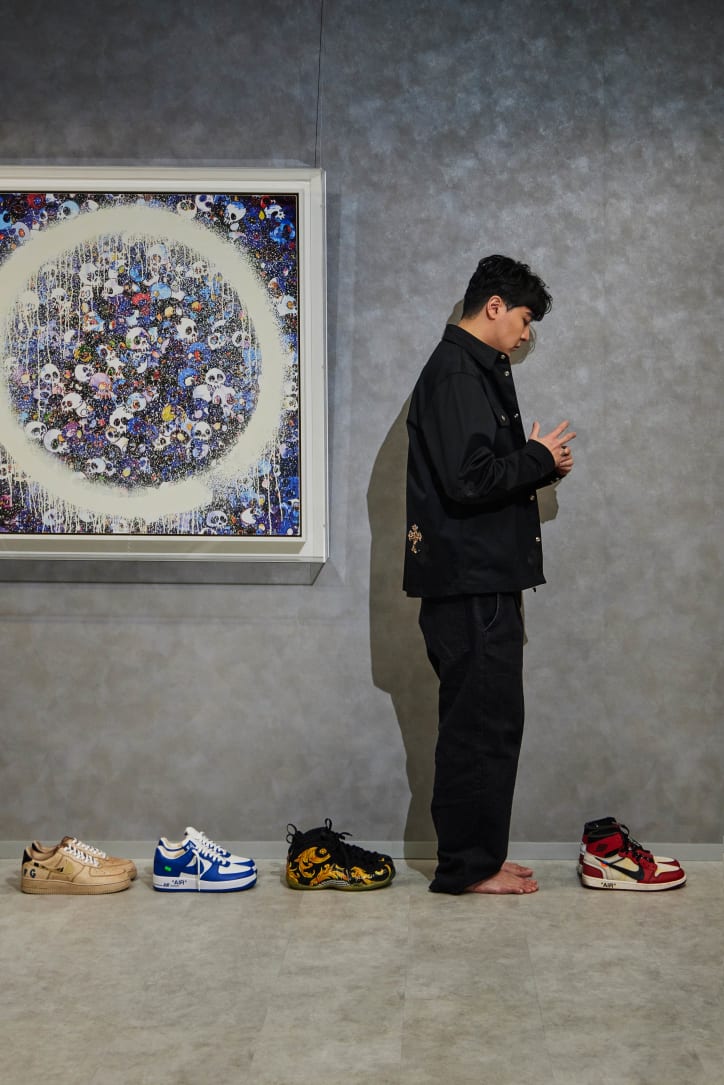 Bryant Chao with Ensō: Memento Mori Red on Blue (2015) by Takashi Murakami. Photography of Lin Yuehong. Courtesy of Tatler Asia.