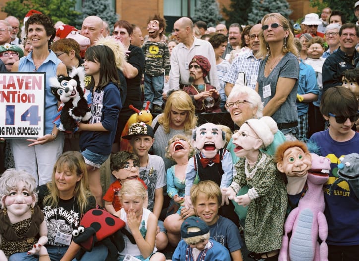 The Ventriloquists Convention (2015). Design: © DACM / Gisèle Vienne. Photograph: © Estelle Hanania / Group photo at the Vent Haven Convention, Kentucky, 2014.