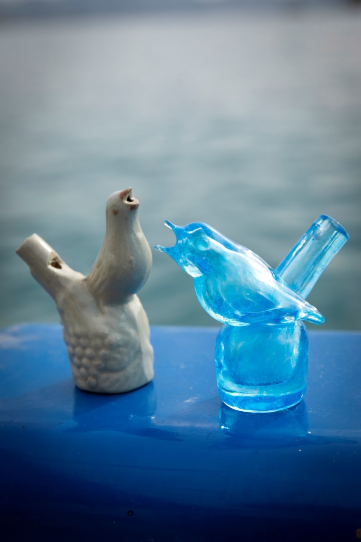 Ceramic whistle and its glass replica, made by Atelier Berengo Studio 1989 (Murano, Italy), présented at Mucem in Laure Prouvost's installation Mire le Mirage, 2024. Courtesy of the artist, Galerie Nathalie Obadia, Carlier Gebauer, and Lisson Gallery. © Edwige Lamy