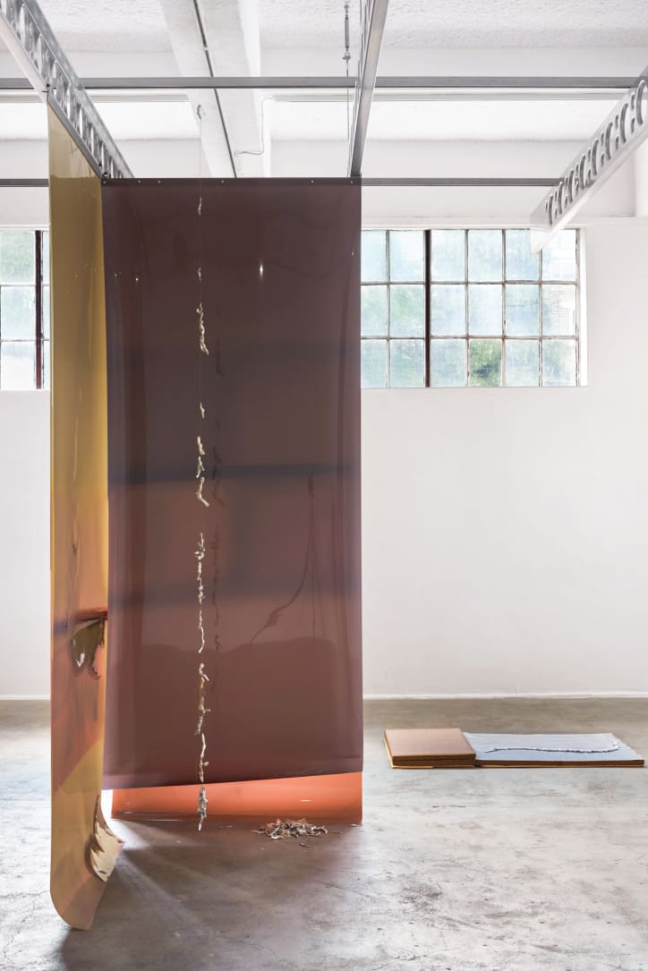 2023年,Lotus L. Kang在Chisenhale Gallery展出作品《In Cascades》現場,照片由Andy Keates拍攝,圖片由藝術家提供