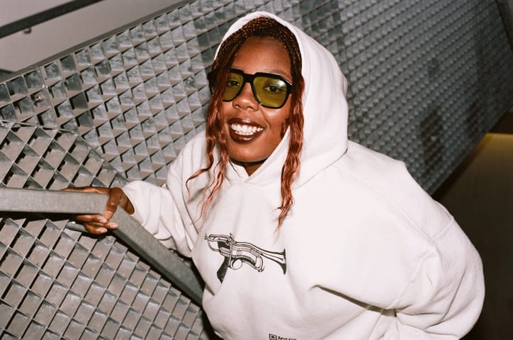 Martine Syms, 2024. Photographie de Katja Rahlwes pour Numéro Art. Coiffure et maquillage par Khela chez Call My Agent. Retouche par Nitty Gritty et LSD.