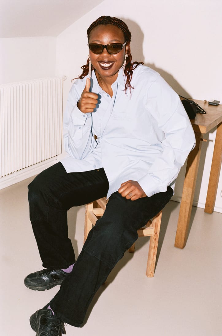 Martine Syms, 2024. Photographie de Katja Rahlwes pour Numéro Art. Coiffure et maquillage par Khela chez Call My Agent. Retouche par Nitty Gritty et LSD.