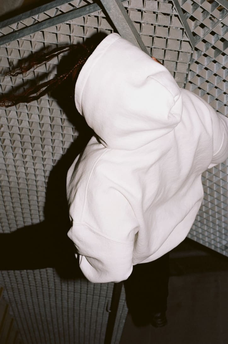 Martine Syms, 2024. Photographie de Katja Rahlwes pour Numéro Art. Coiffure et maquillage par Khela chez Call My Agent. Retouche par Nitty Gritty et LSD.