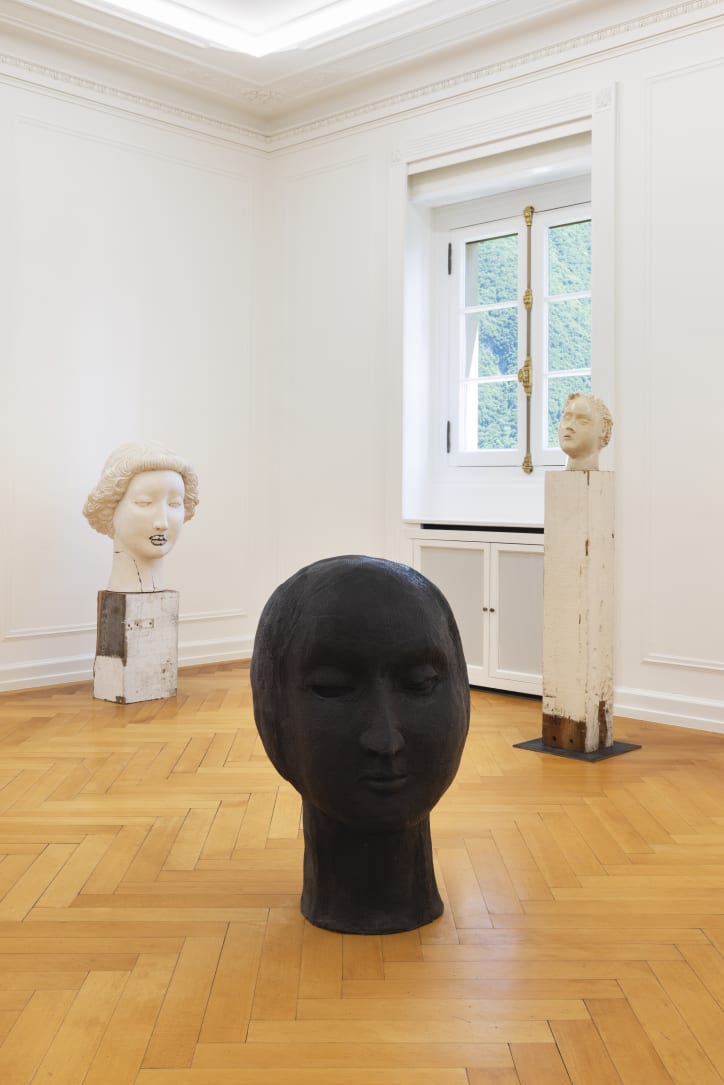 Vanessa Beecroft, Granite ; Black Head (vb.ceramic.030) ; White Glazed Angel (vb. ceramic.009 version 4), 2022. Courtesy of the artist & Galleria Lia Rumma. Exhibition view of Arcadia, Bally Foundation. © Andrea Rossetti.