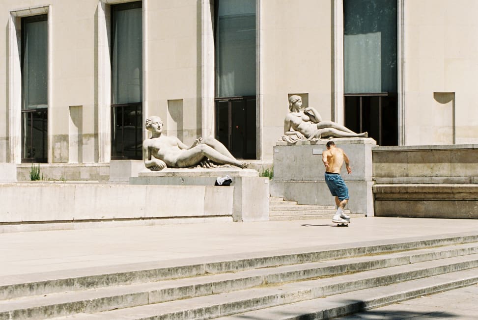 Un skateboarder devant le Musée d’Art Moderne de Paris. Photographie d’Aliki Christoforou pour Paris+ par Art Basel.