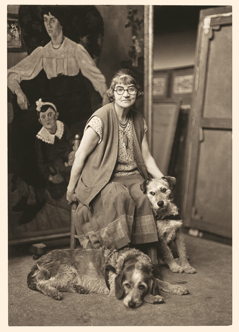 Anonymous, Suzanne Valadon surrounded by two dogs, circa 1930. LEMAS 8, n°755, Fond Le Masle, Paris, Centre Pompidou, Bibliothèque Kandinsky. Photo credit: Centre Pompidou, MNAM-CCI/Philippe Migeat/ Dist. GrandPalaisRmn