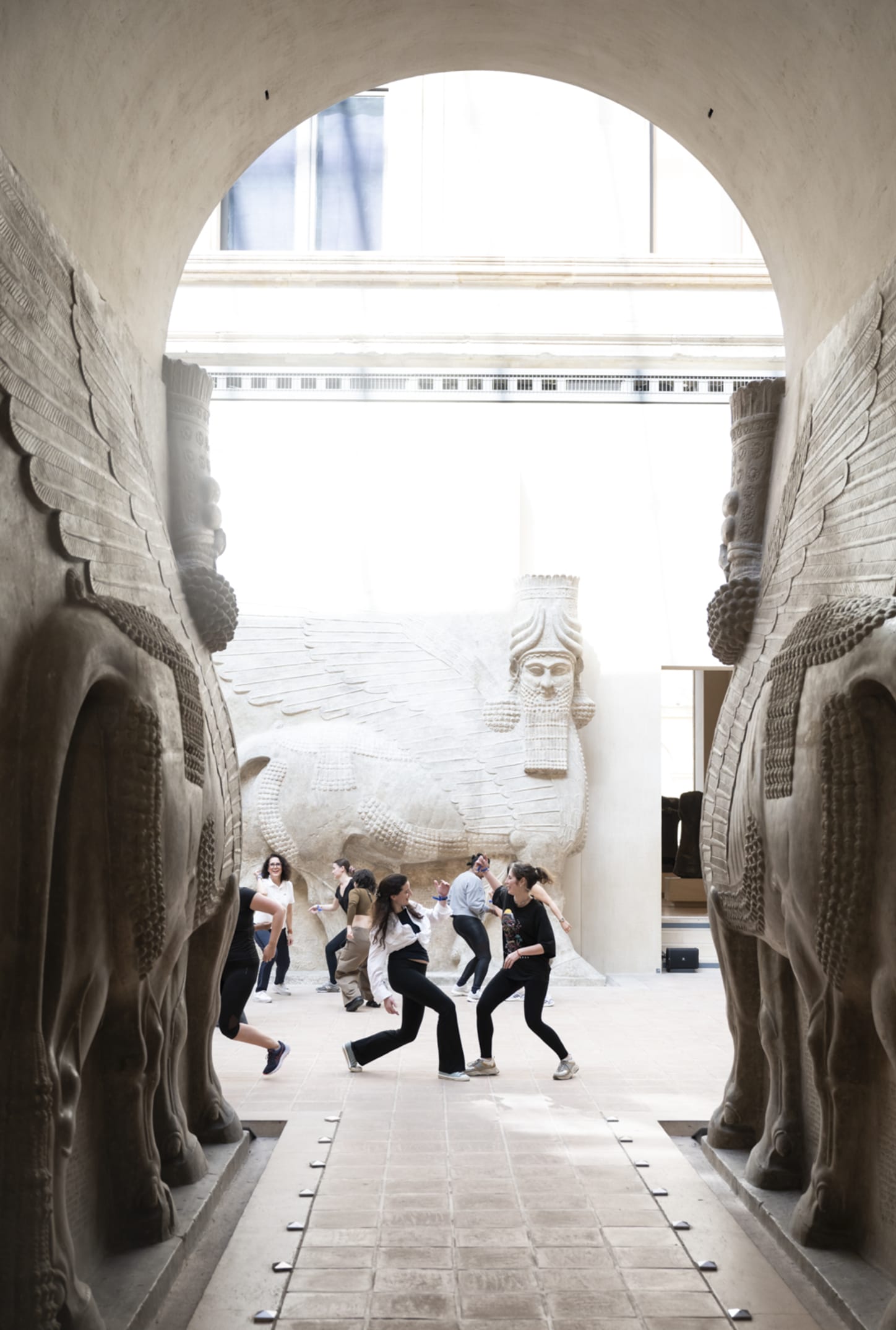 ‘Courez au Louvre’ in Cour Khorsabad with Queensy Blazin’, Musée du Louvre © Julien Benhamou
