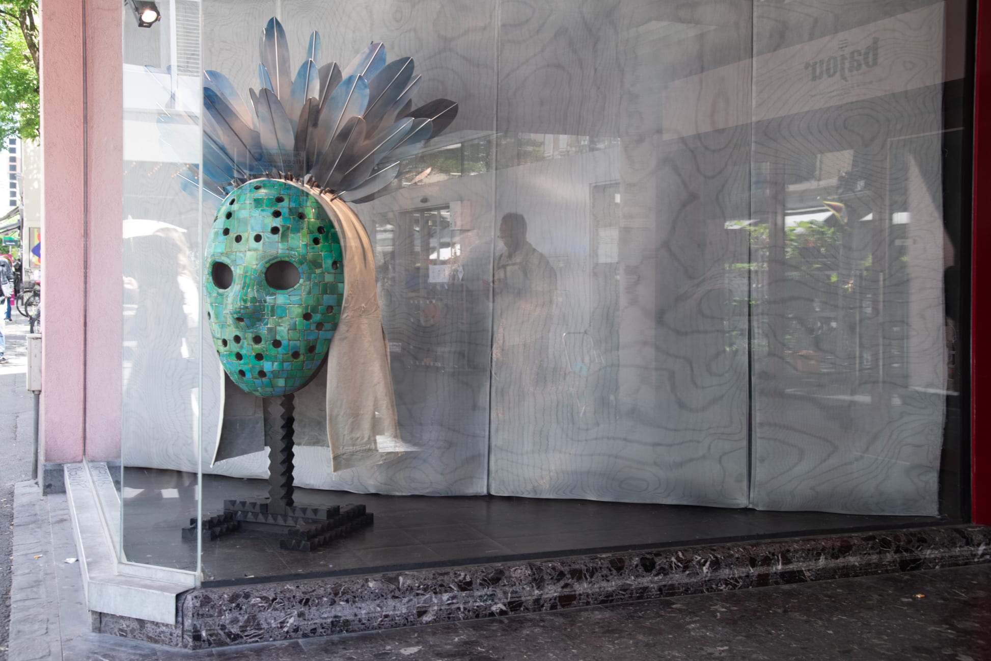 伊希&middot;格林斯基，《慣性&mdash;&mdash;此地與家》，2026 年，作為 Parcours 展區的一部分展出，並由 PPOW 以 50,000 至 75,000 美元的價格出售給一位擁有私人基金會的美國收藏家。