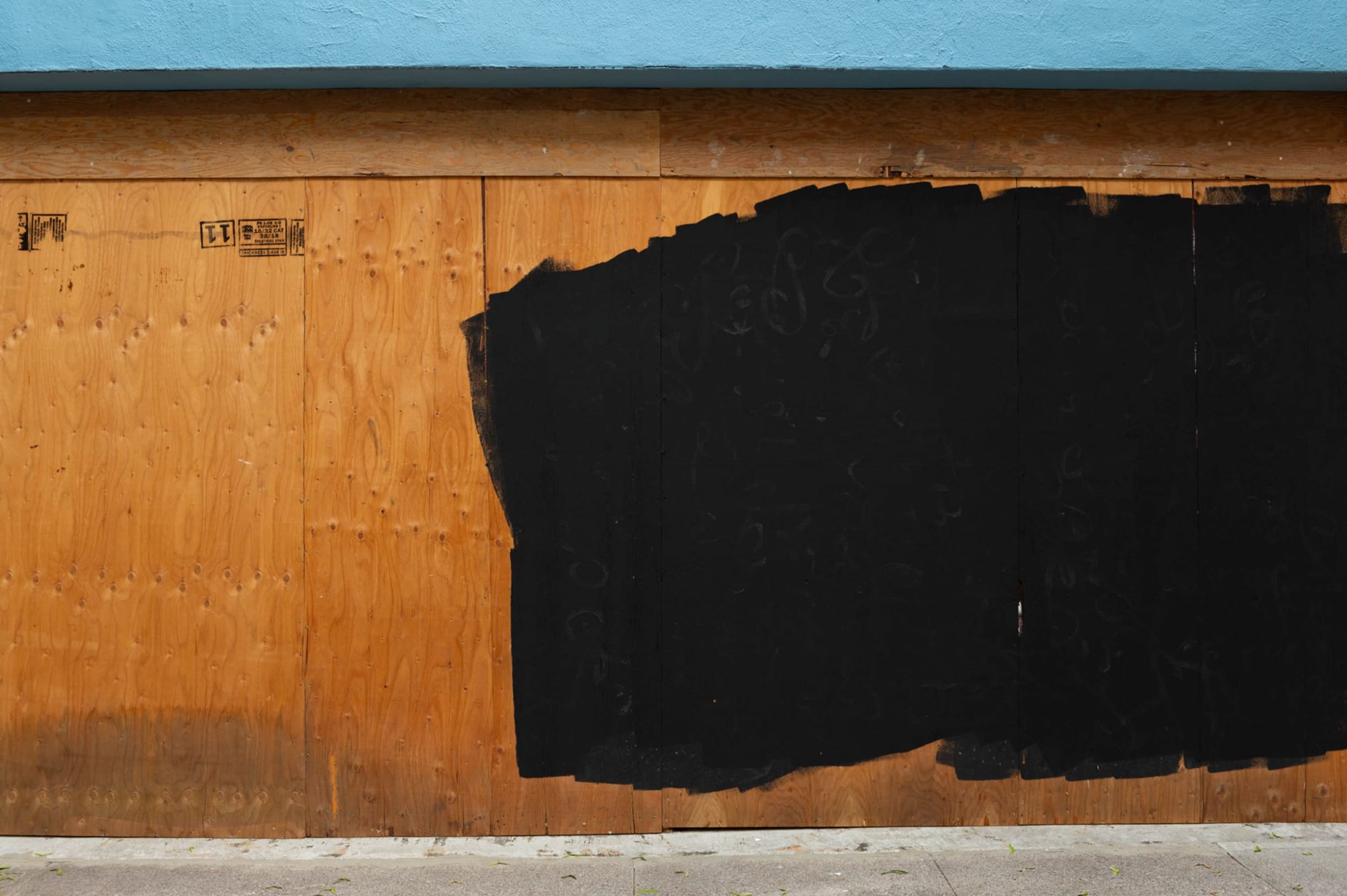 凯莉·梅·威姆斯，《画镇#17》，2021年。© 凯莉·梅·威姆斯。图片由艺术家本人及格莱斯顿画廊、弗兰克尔画廊和芭芭拉·图姆画廊提供。
