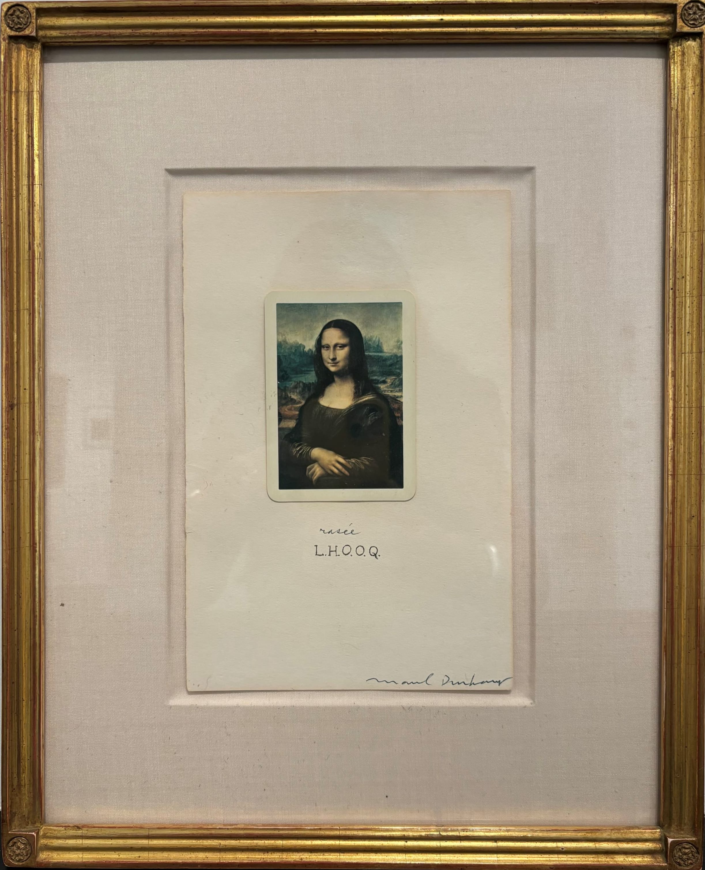 马塞尔·杜尚，《LHOOQ Rasée》，1965年。拼贴于晚餐请柬上的扑克牌上。© 马塞尔·杜尚。图片由 Galerie 1900-2000 提供。