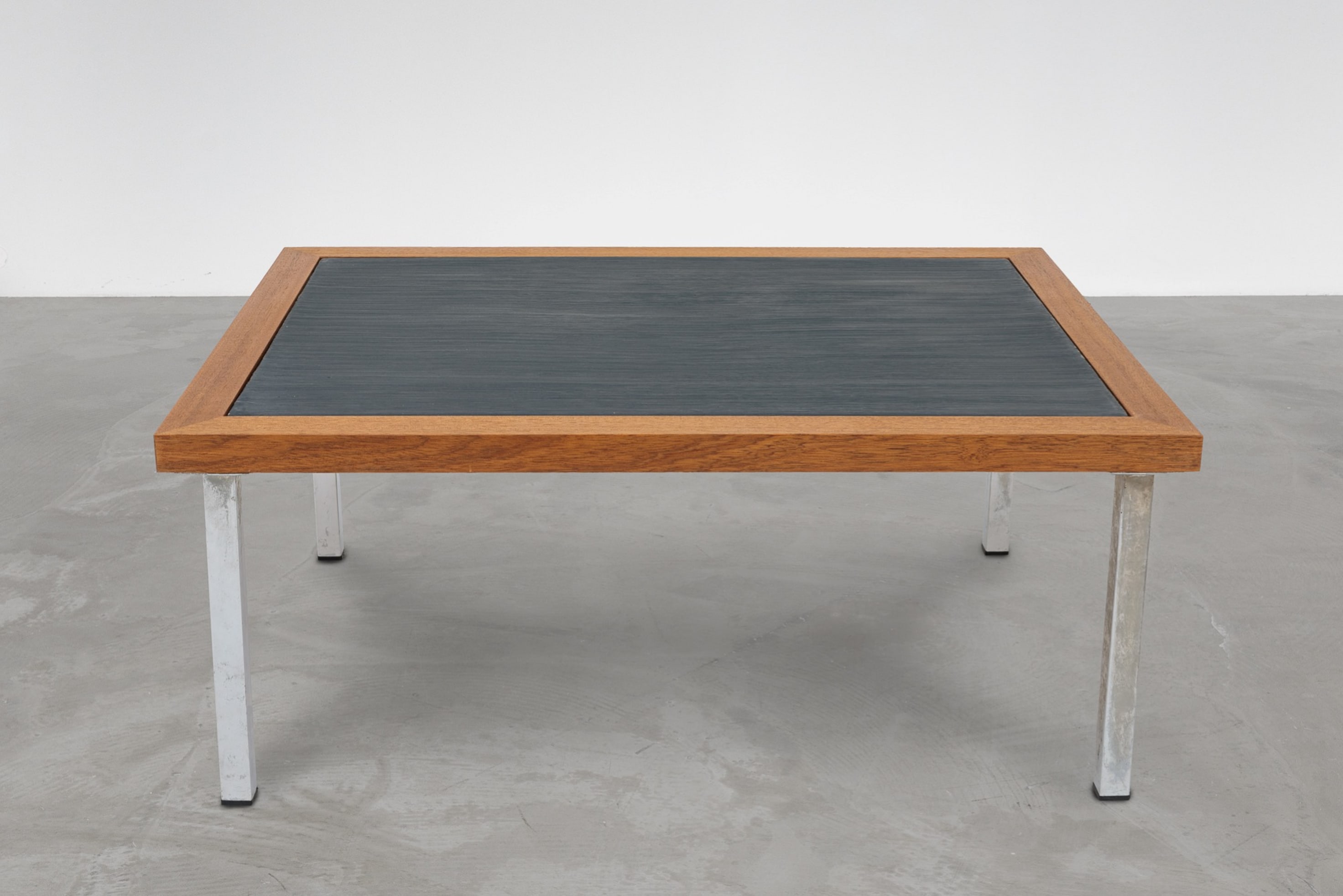 马丁·基彭伯格，《Modell Interconti》，1987年，桌上摆放着格哈德·里希特的画作，1973年。© 马丁·基彭伯格。图片由艺术家和Layr画廊提供。
