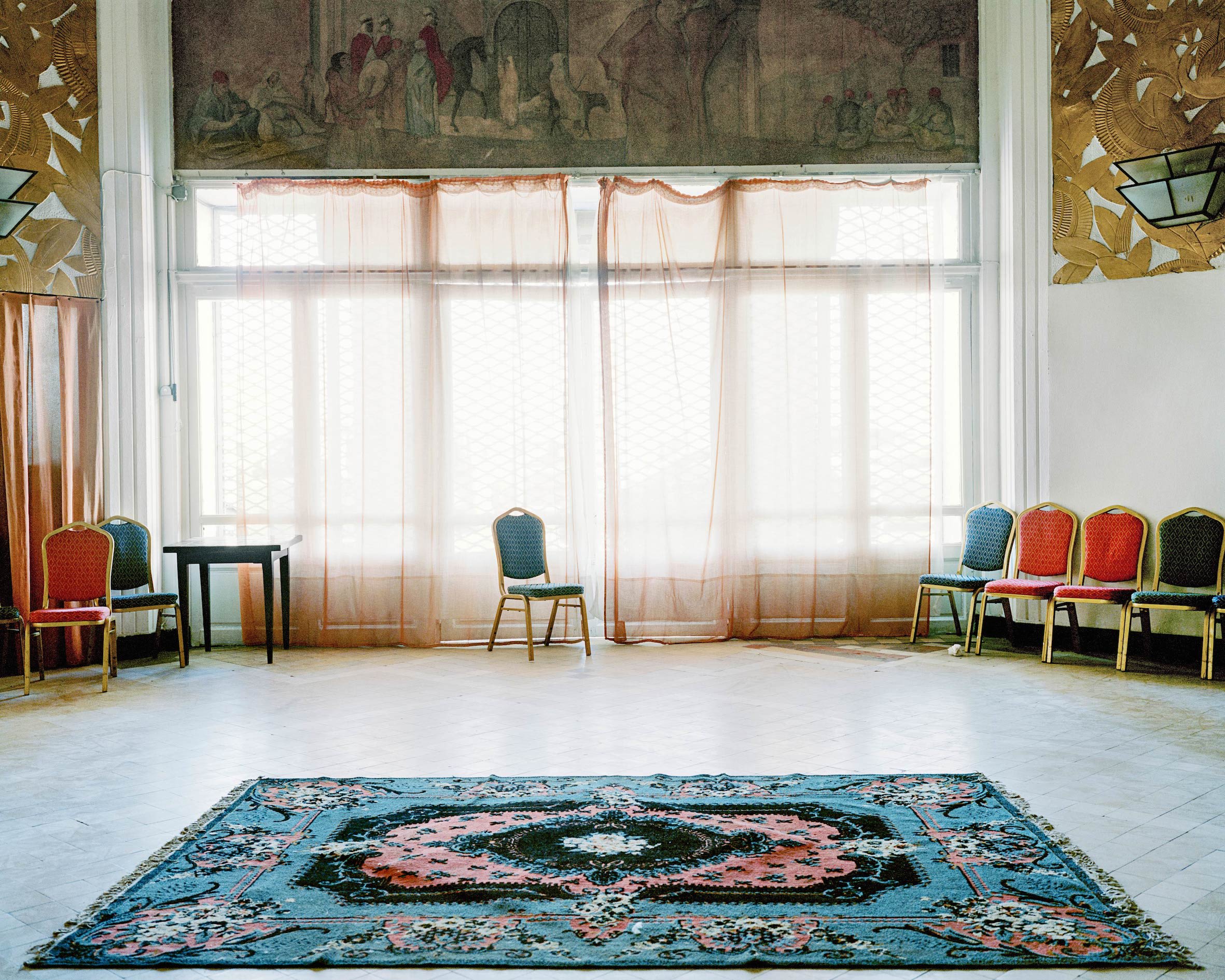 Bouchra Khalili, Hotel El Safir, Ex-Aletti, Algiers City Center, Residence of the Black Panther Party delegation during the 1969 Pan-African Festival of Algiers, Fig. 1 : Entrance of the former casino, 2015. Avec l’aimable autorisation de l’artiste et de mor charpentier.