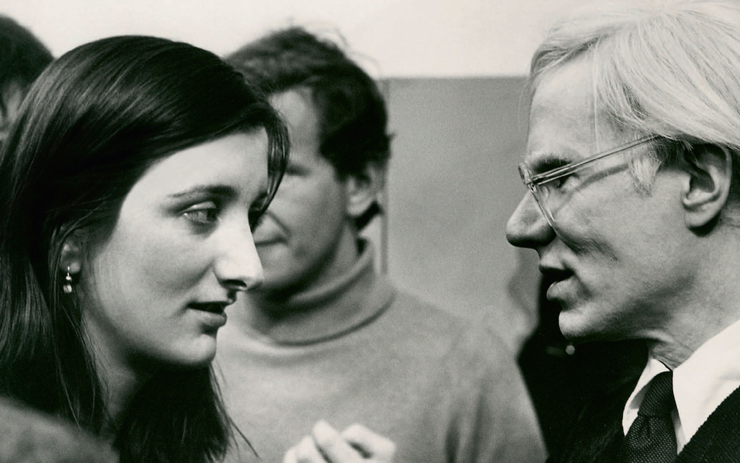1976年，Bice Curiger與Andy Warhol攝於蘇黎世Galerie Bruno Bishofberger。