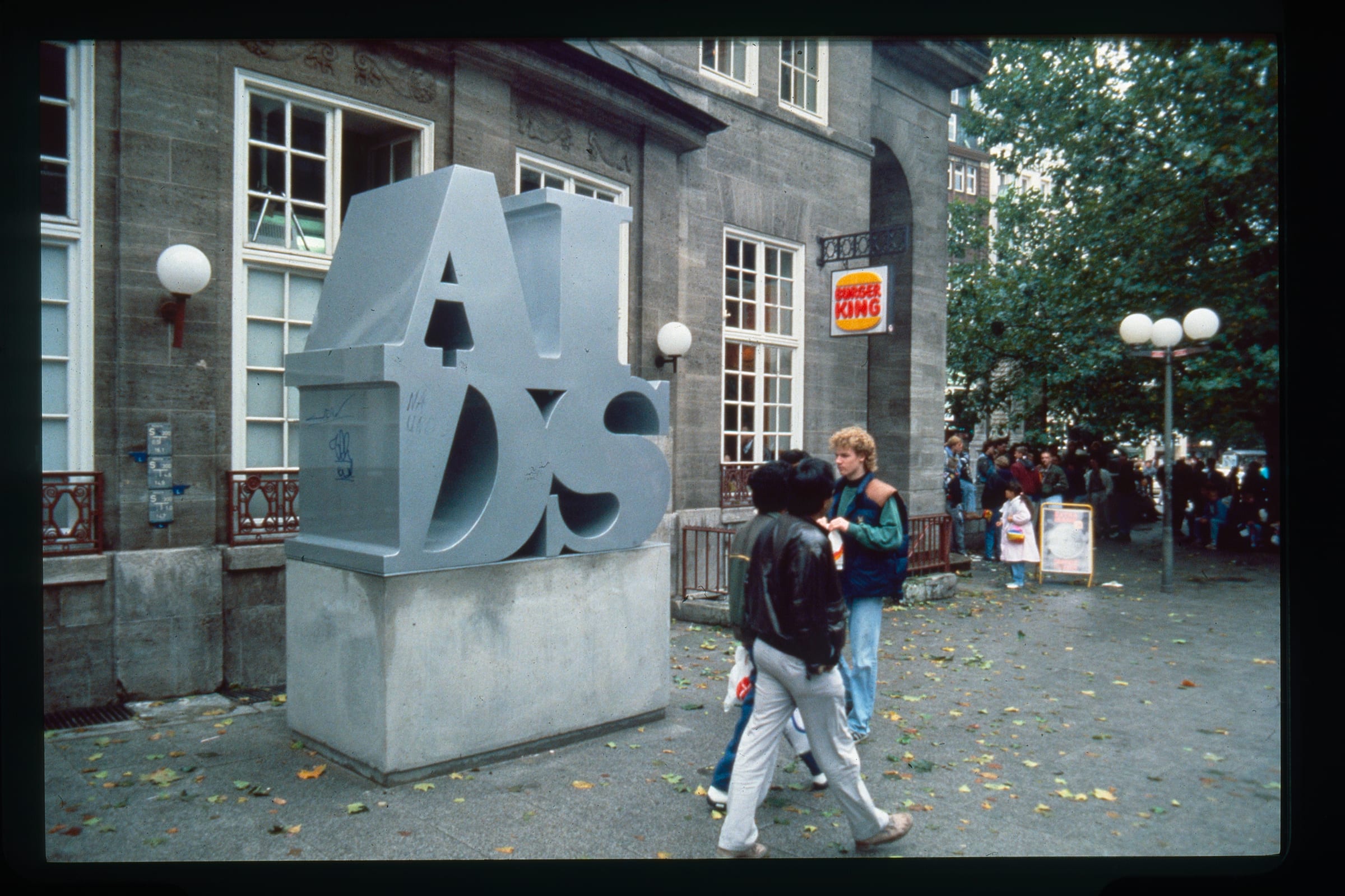 General Idea, AIDS Sculpture, 1989/2023. Exhibition view: D & S Ausstellung/The Hamburg Project, Kunstverein Hamburg and Kulturbehörde Hamburg, Hamburg, 1989. Photo ©️ The Estate of General Idea. Courtesy the Estate of General Idea and Mai 36 Galerie, Zurich; Maureen Paley, London; Mitchell-Innes & Nash, New York; and Esther Schipper, Berlin, Paris, and Seoul.