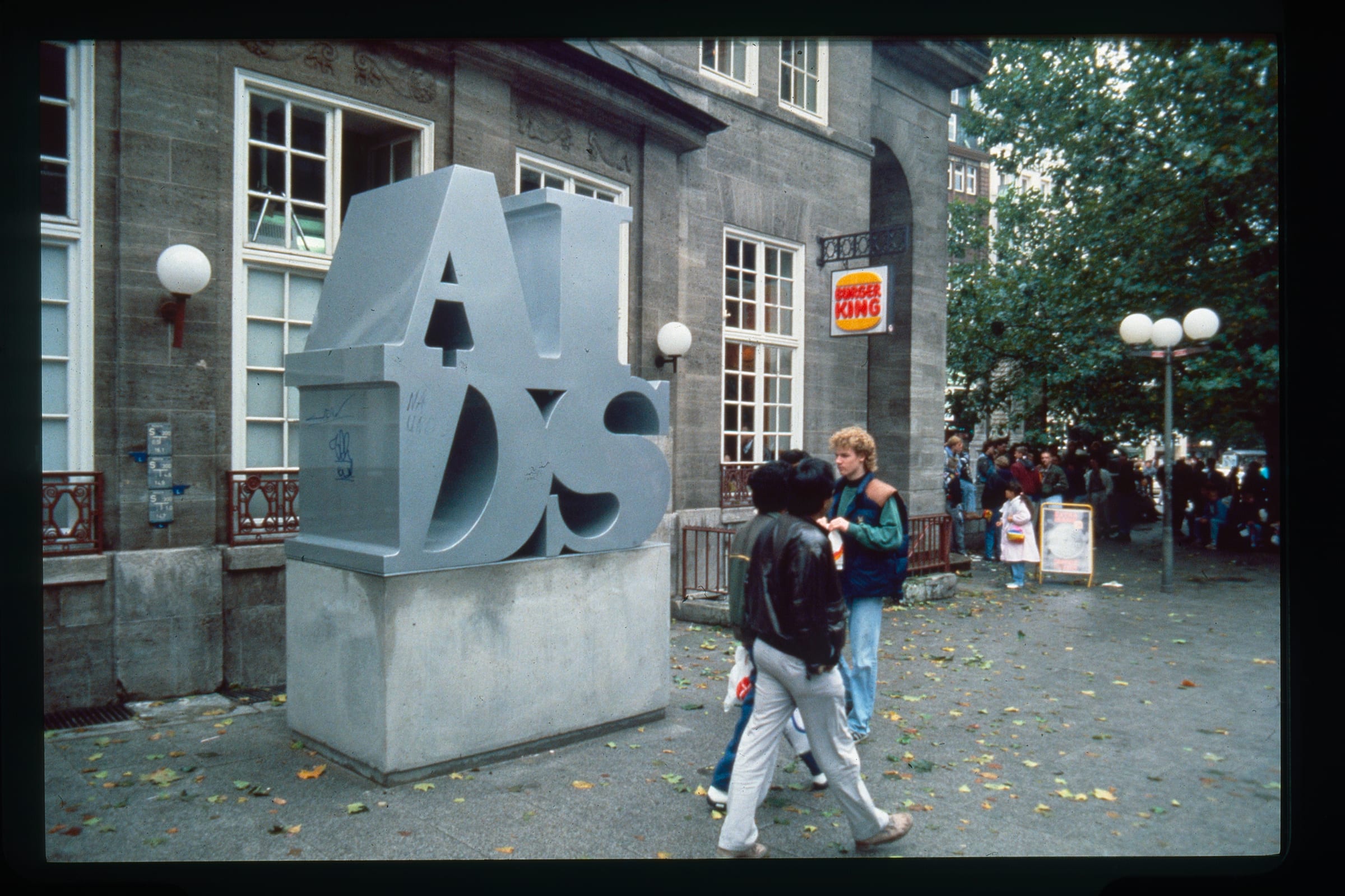 General Idea, AIDS Sculpture, 1989/2023. Exhibition view: D & S Ausstellung/The Hamburg Project, Kunstverein Hamburg and Kulturbehörde Hamburg, Hamburg, 1989.  Photo ©️ The Estate of General Idea. Courtesy the Estate of General Idea and Mai 36 Galerie, Zurich; Maureen Paley, London; Mitchell-Innes & Nash, New York; and Esther Schipper, Berlin, Paris, and Seoul.