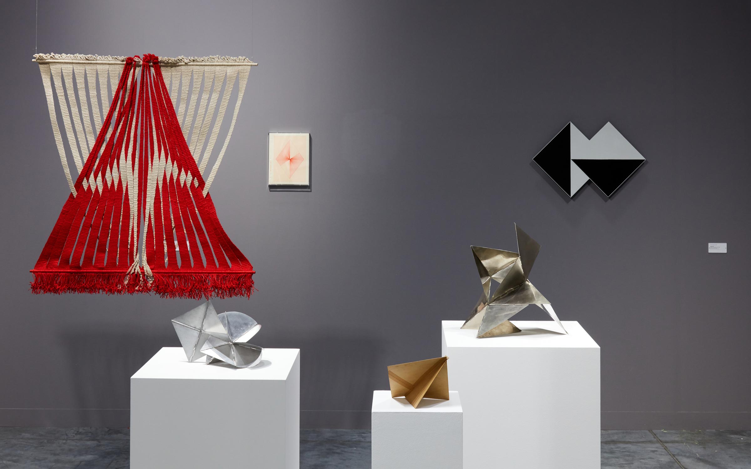 In the Kabinett sector, Allison Jacques Gallery (E10) presents works by Brazilian artist Lygia Clark.