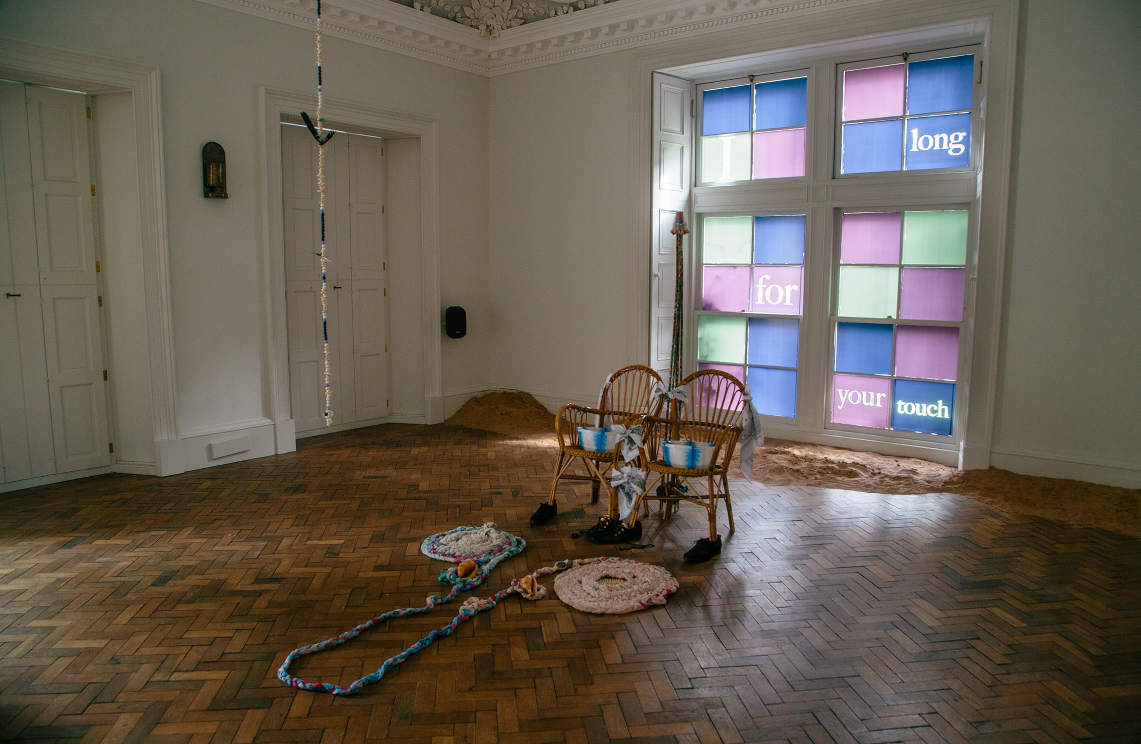 Alberta Whittle. Installation view RESET’, Jupiter Artland, Edinburgh, 2021. Courtesy of the Artist and The Modern Institute/ Toby Webster Ltd., Glasgow. Photograph by Amelia Claudia.