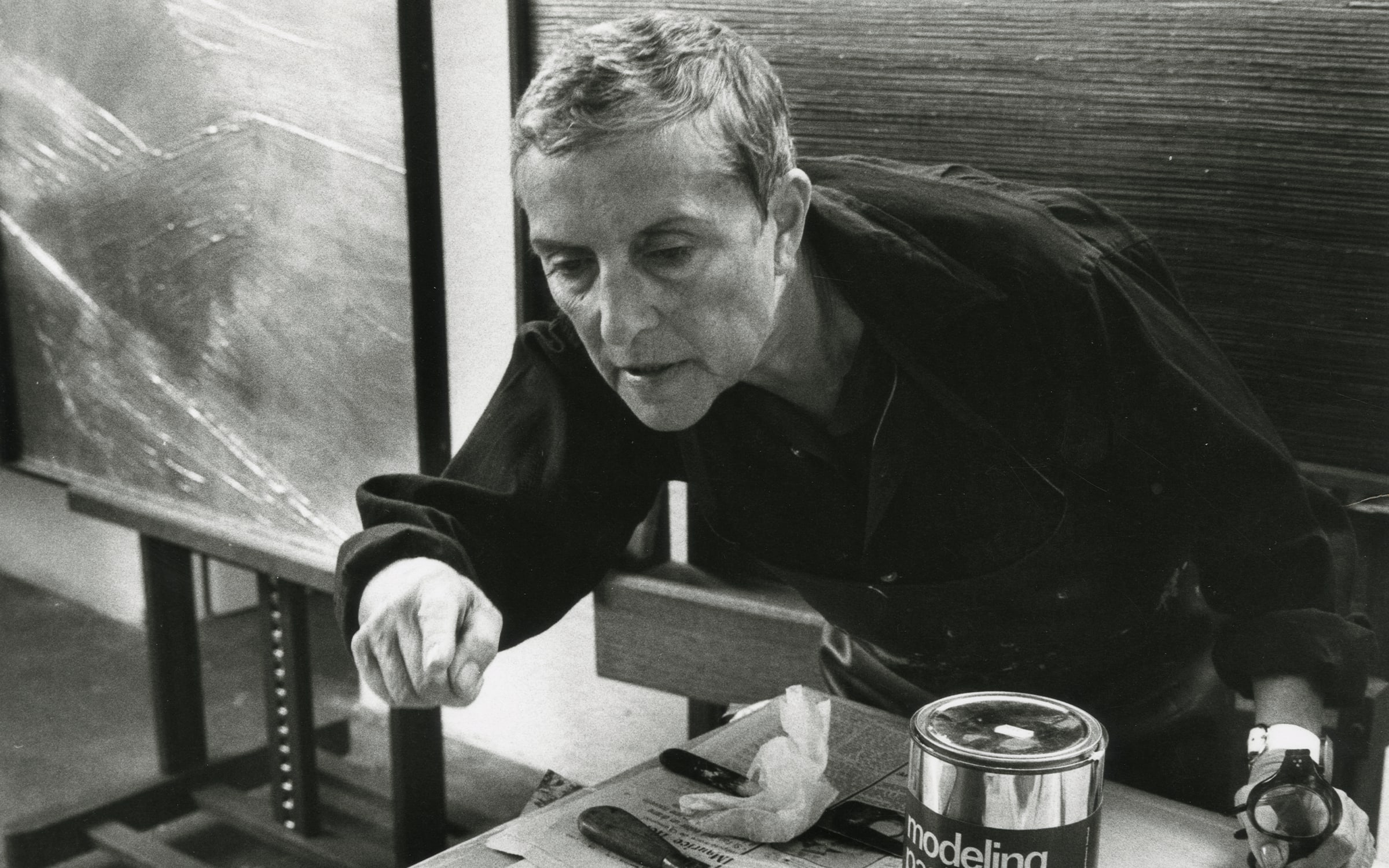 Anna-Eva Bergman in her studio in Antibes, 1975. Photograph by François Walch. Courtesy of Fondation Hartung-Bergman © François Walch / Adagp, Paris, 2023 © Anna-Eva Bergman / Adagp, Paris, 2023.