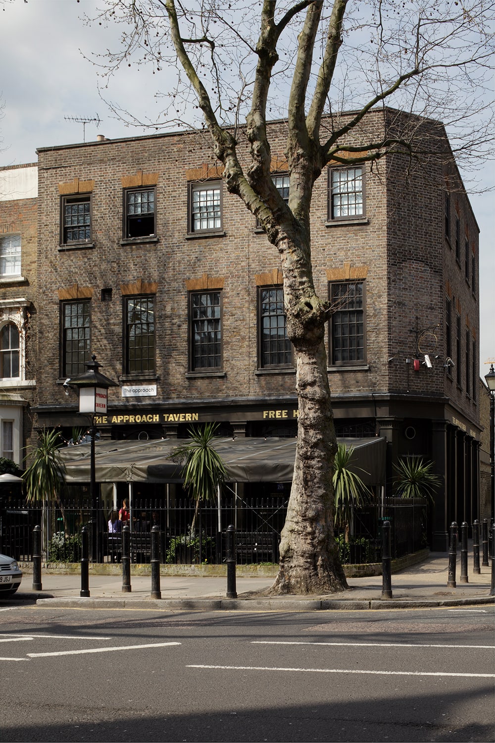 The Approach is located above The Approach Tavern in Bethnal Green, East London. Courtesy of The Approach, London. Photo by FXP Photography.