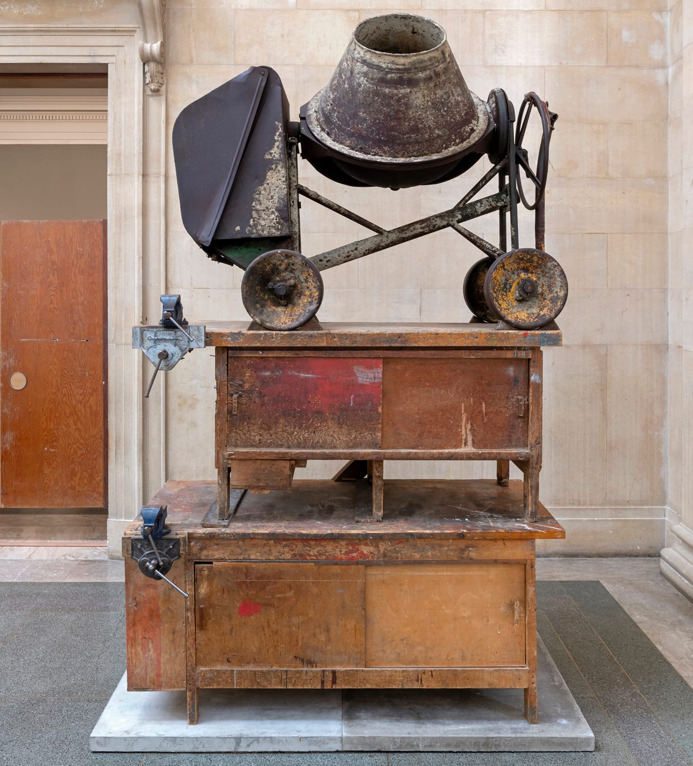 Mike Nelson, The Asset Strippers (War Memorial), 2019. Part of The Asset Strippers, as originally conceived and commissioned for the Tate Britain Commission 2019. Photo by Tate Britain (Matt Greenwood), © Mike Nelson. Courtesy the artist, neugerriemschneider, Berlin and Galleria Franco Noero, Turin.