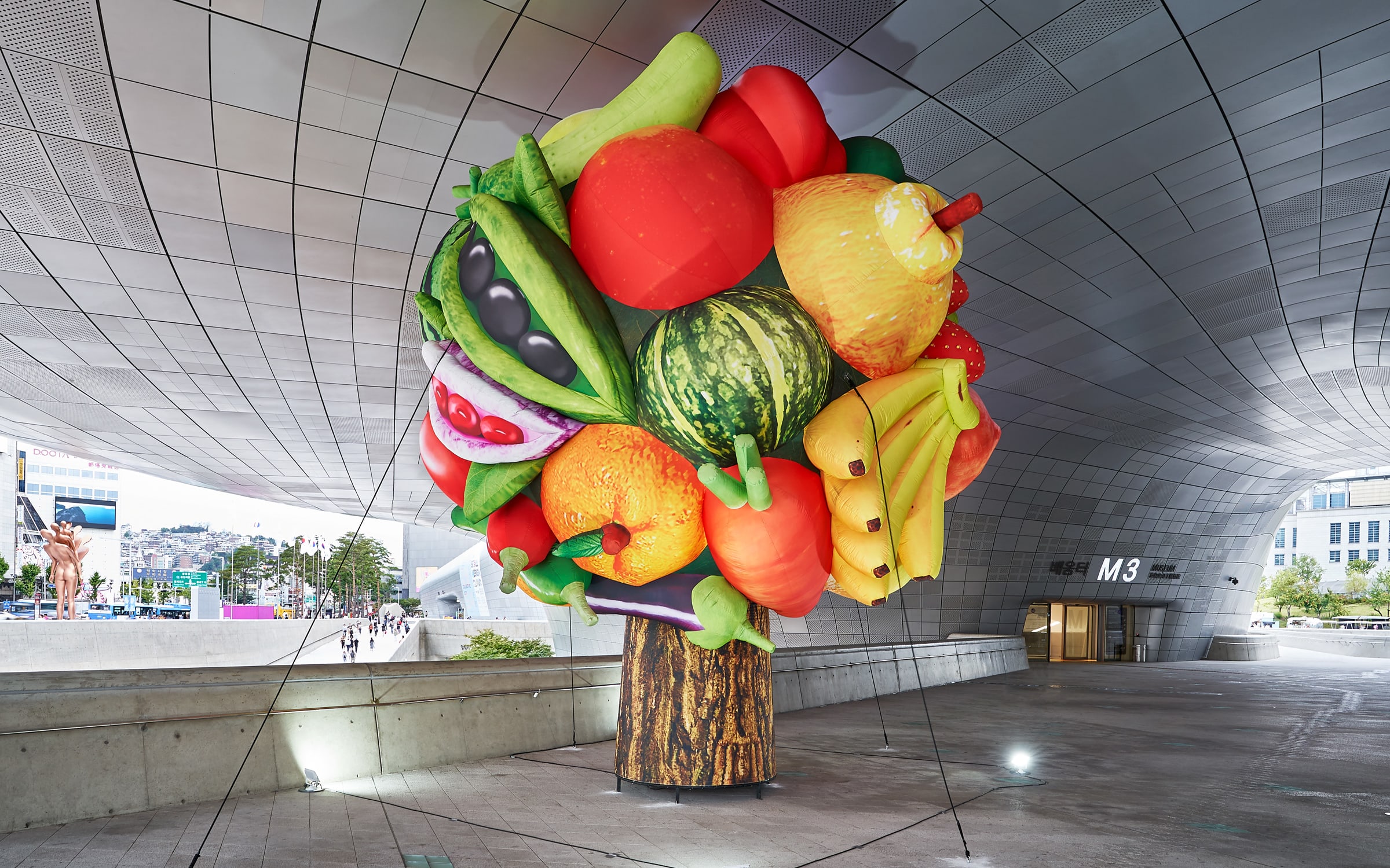 Choi Jeong Hwa, Fruit Tree, 2014-2018, exhibited in the frame of ‘Zurich Meets Seoul’ at DDP, Seoul, September 2019. Courtesy of the artist and P21, Seoul.