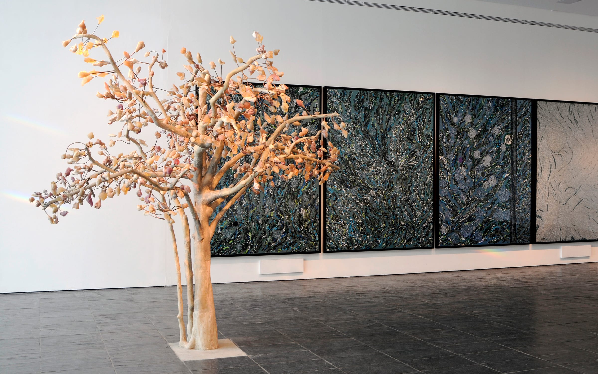 2008年， Bharti Kher於Baltic Centre for Contemporary Art舉辦「Virus」展覽。由藝術家提供。