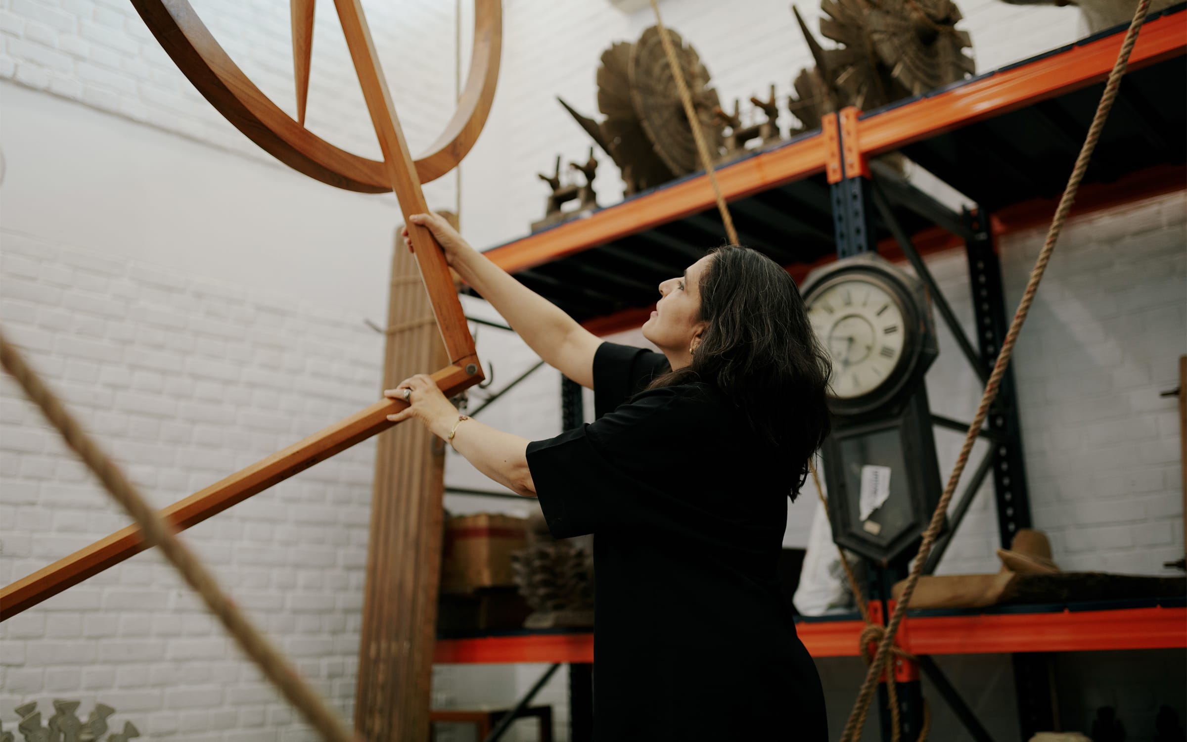 2021年，Bharti Kher攝於其工作室。圖片：由巴塞爾藝術展委託Dolly Devi拍攝。