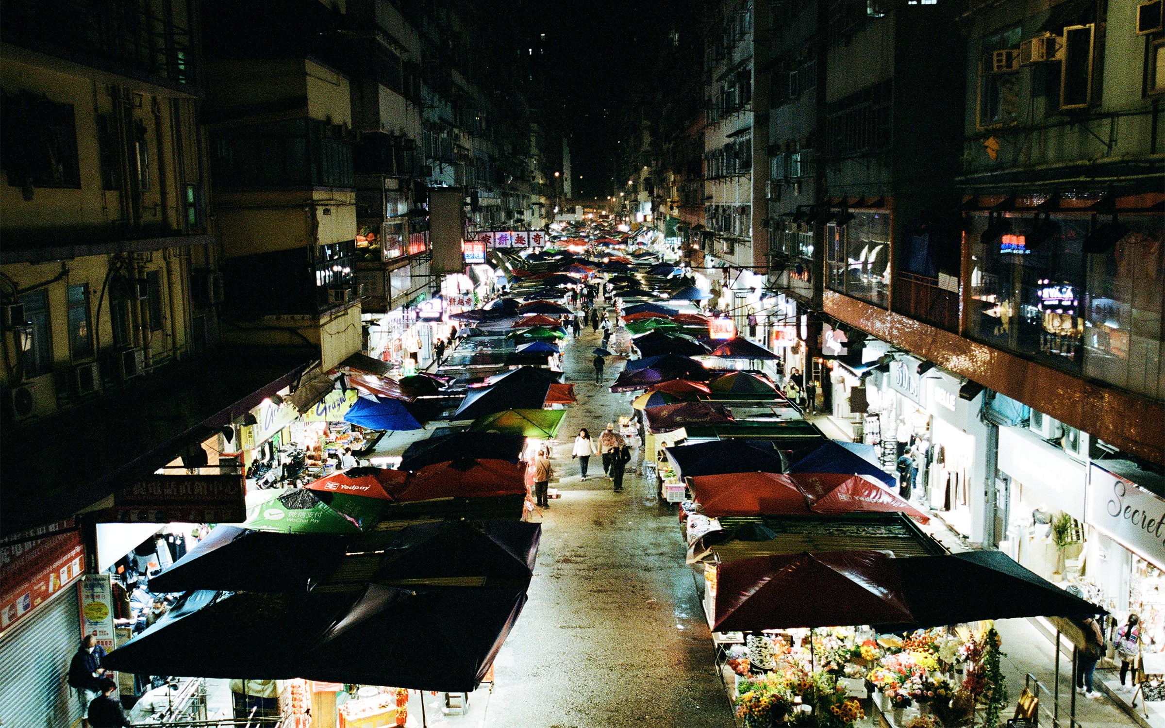 Une scène de nuit au marché de Kowloon. Photographie de Luke Casey pour Art Basel.