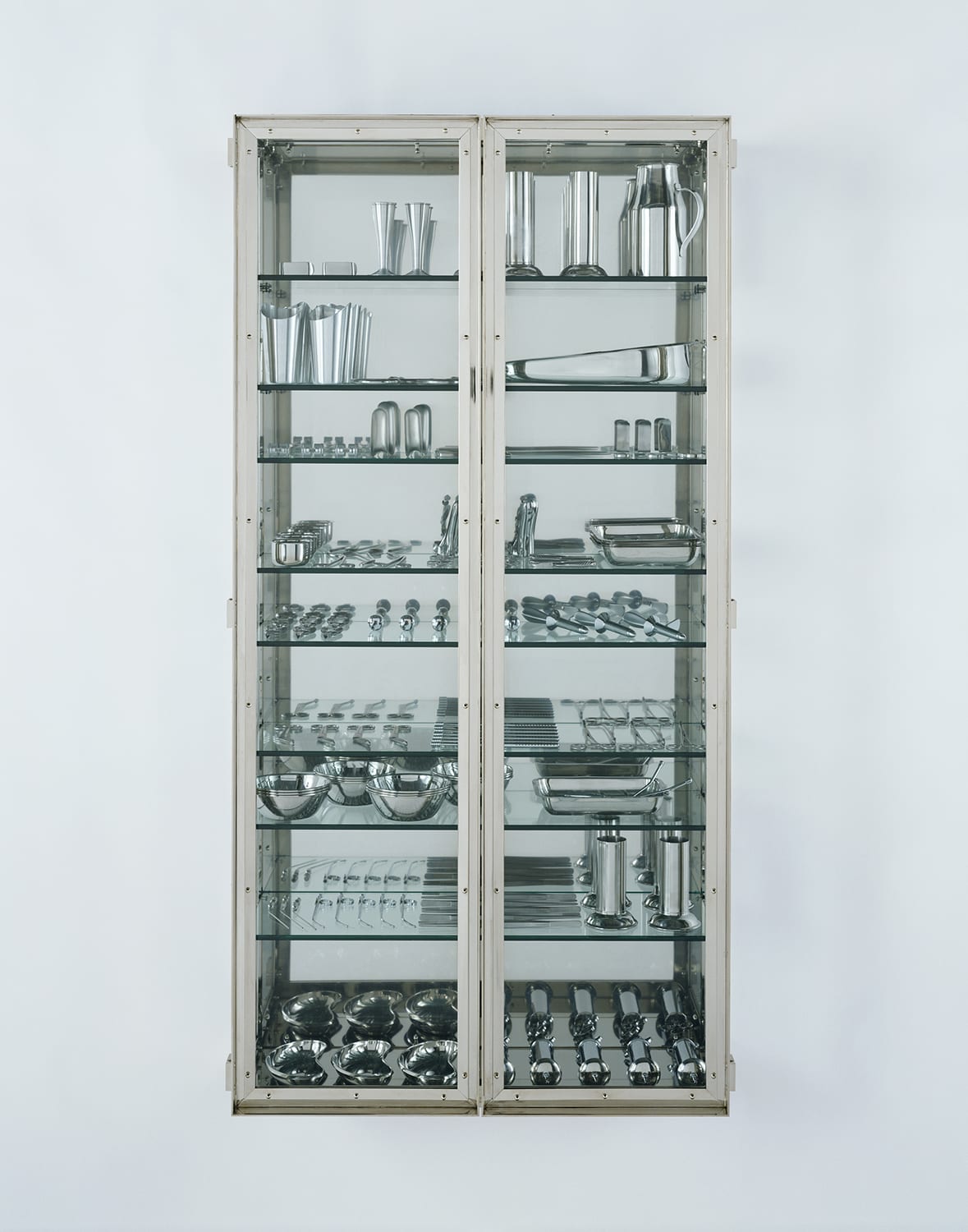 Damien Hirst, Fear, 1994. Glass, steel, and surgical instruments. © Damien Hirst and Science Ltd. All rights reserved, DACS 2021. Photo © Prudence Cuming Associates Ltd. Courtesy of White Cube, London and Hong Kong.