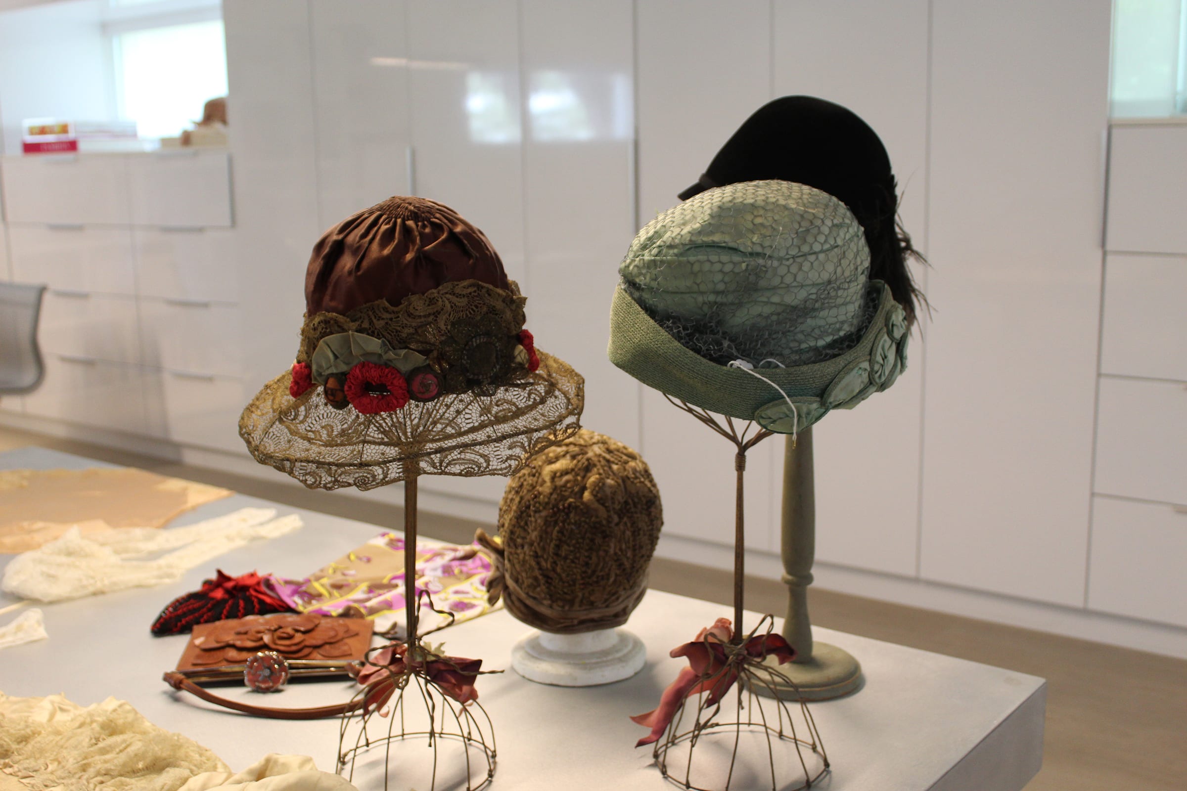 Accessories and hats on display in the exhibition '1920s: A century Forward,' Parodi Costume Collection, December 2021 – March 2022. Photograph by Athziry Lugo. Courtesy of Parodi Costume Collection.