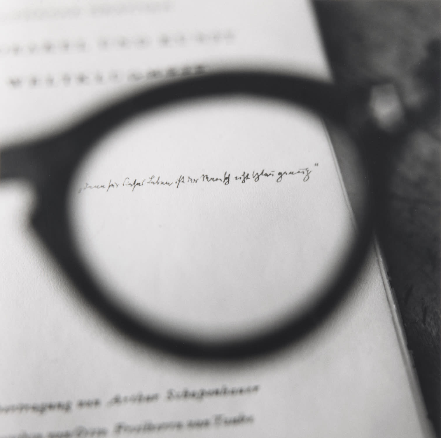 Tomoko Yoneda, Brecht's Glasses - Viewing a dedication by Walter Benjamin, 2008.