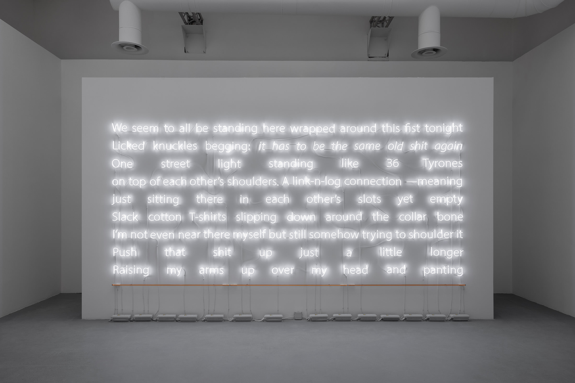 切爾西·卡普利特在紐約Queer Thoughts藝廊的展覽“Pole on Break”現場，圖片由藝術家及Queer Thoughts藝廊提供