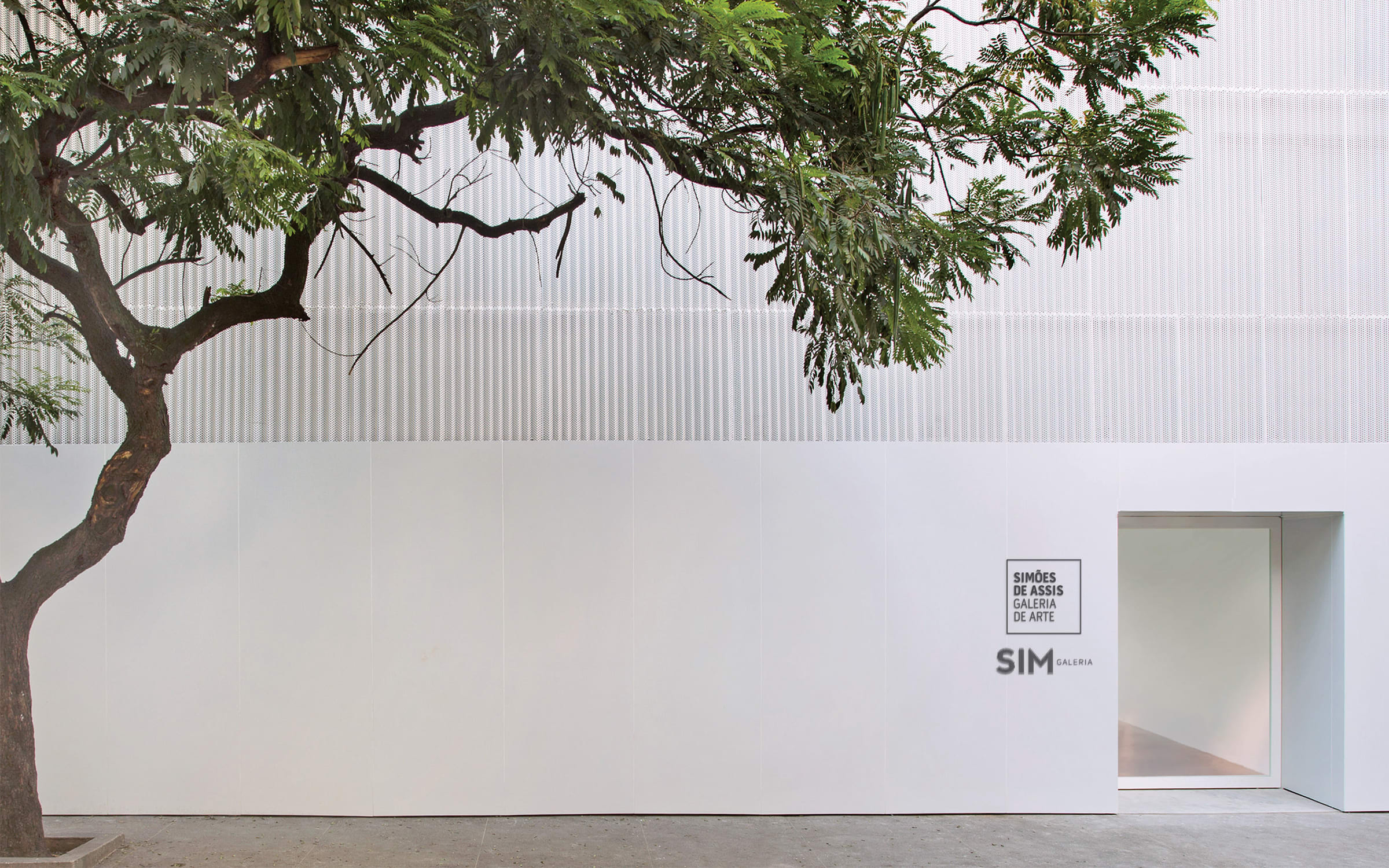 The entrance to Simões de Assis's exhibition space in São Paulo. Courtesy of Simões de Assis, Curitiba and São Paulo. Photo by Sergio Guerini.