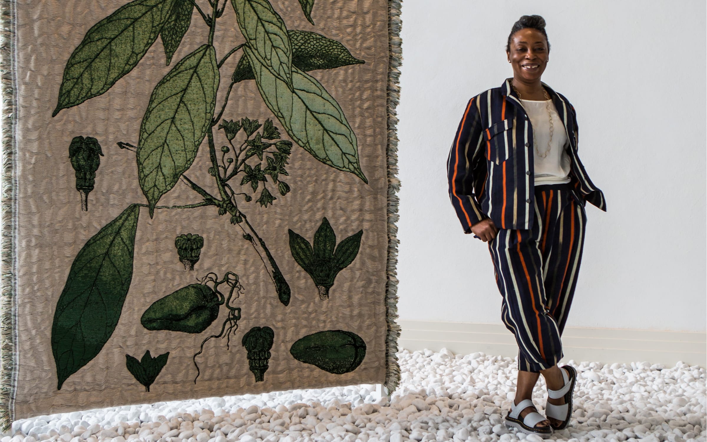 Otobong Nkanga和她的作品《Taste of a Stone》，作品於2020年在格羅皮烏斯博物館展出，圖片由藝術家提供，照片由Laura Fiorio拍攝。