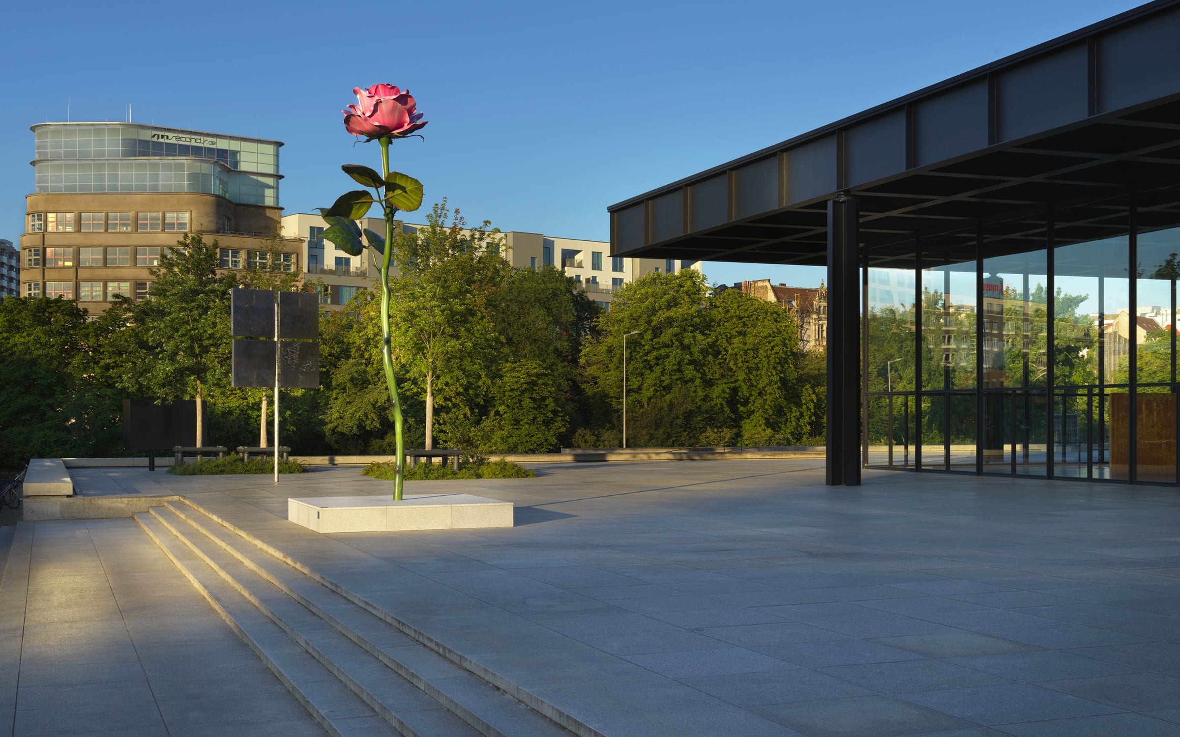 Installation view of exhibition ‘75/75’ by Isa Genzken at Berlin’s Neue Nationalgalerie. Artwork on view PINK ROSE, 2016/2023. Fredriksen Family Collection. Photograph by Nationalgalerie – Staatliche Museen zu Berlin / Jens Ziehe. Courtesy Galerie Buchholz © VG Bild-Kunst, Bonn 2023.