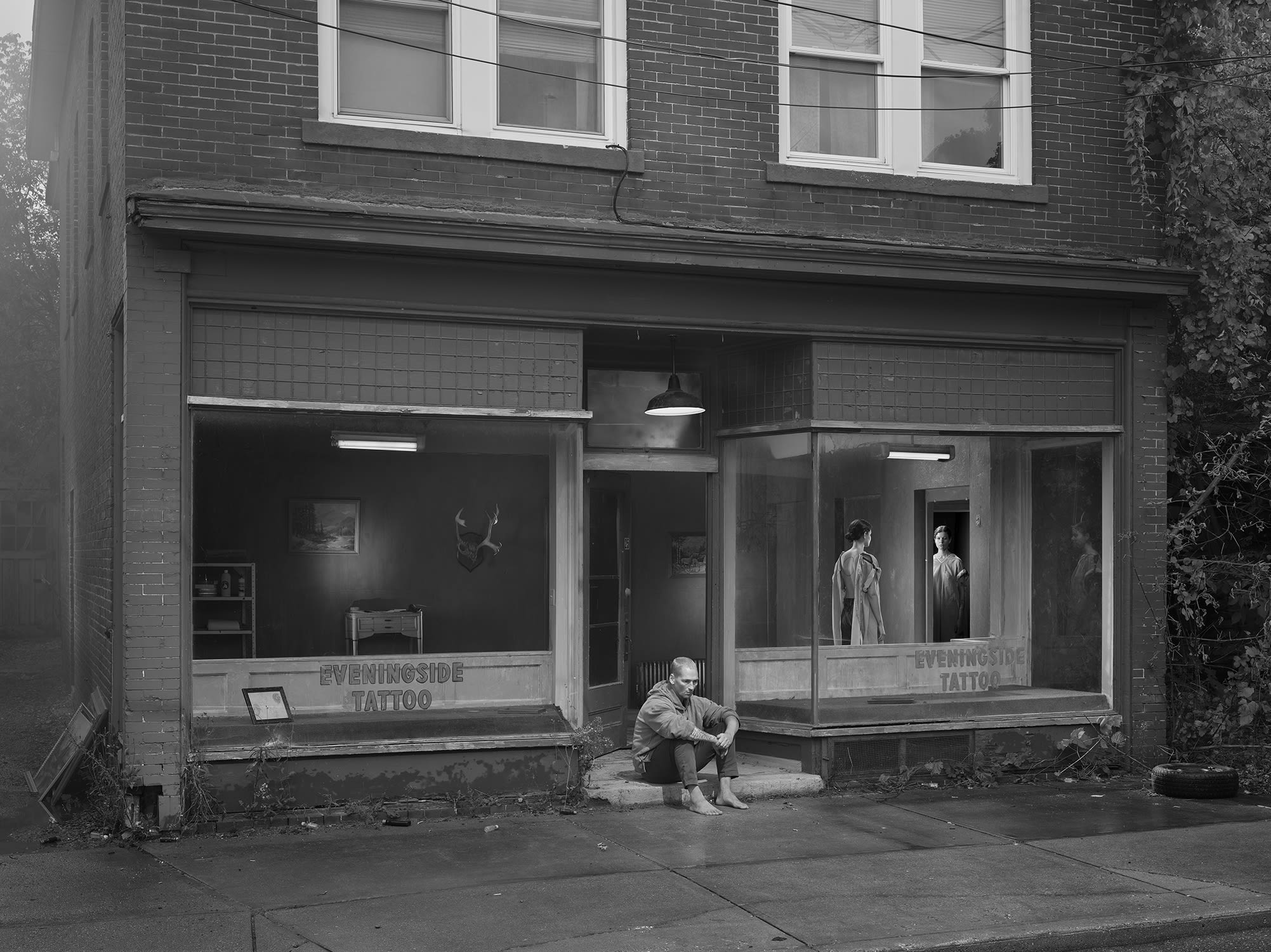 Gregory Crewdson, Eveningside Tattoo, 2021. Courtesy of the artist and Templon.