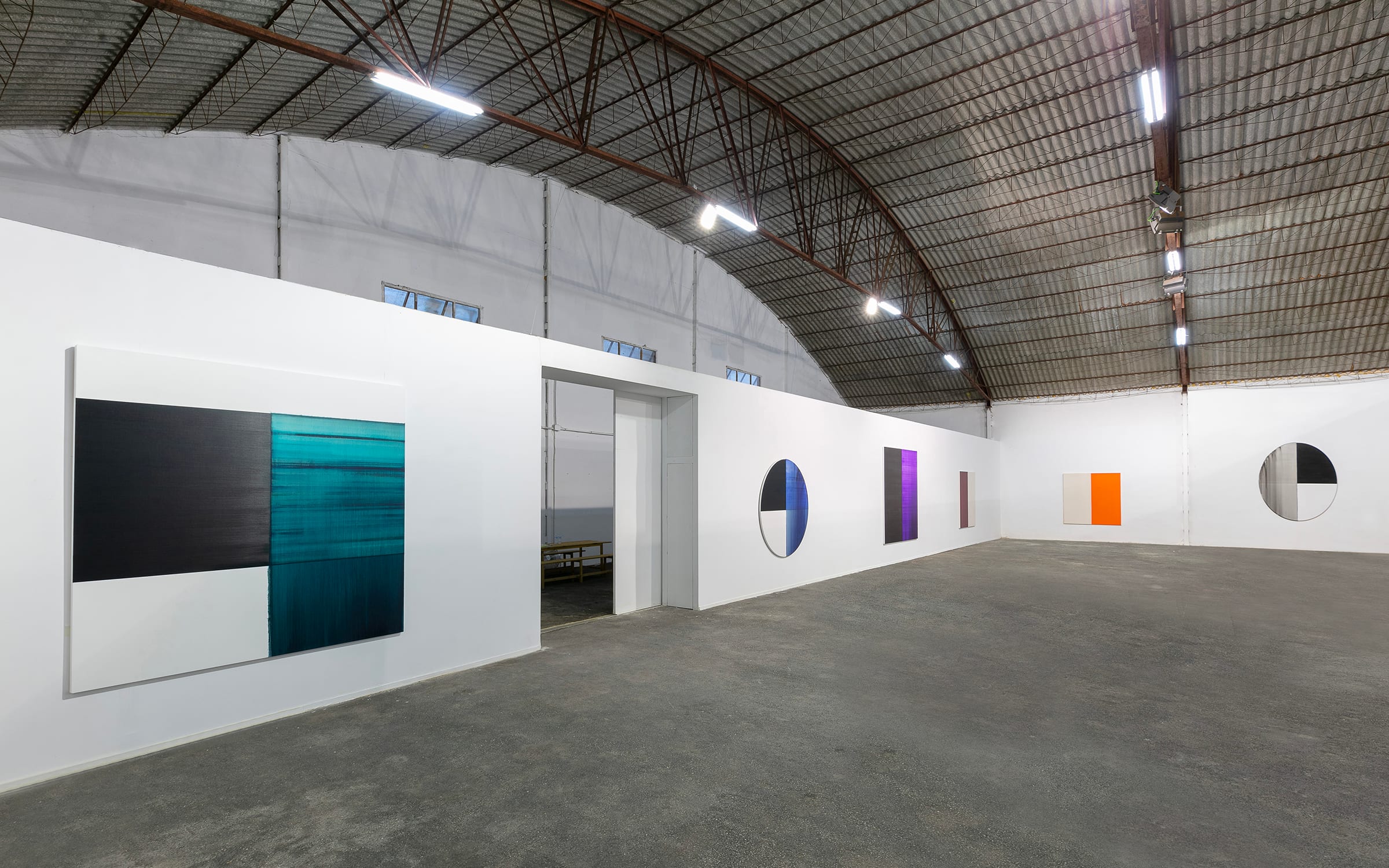 Installation view of Callum Innes’s exhibition at Parra & Romero, Ibiza. Courtesy of the gallery.