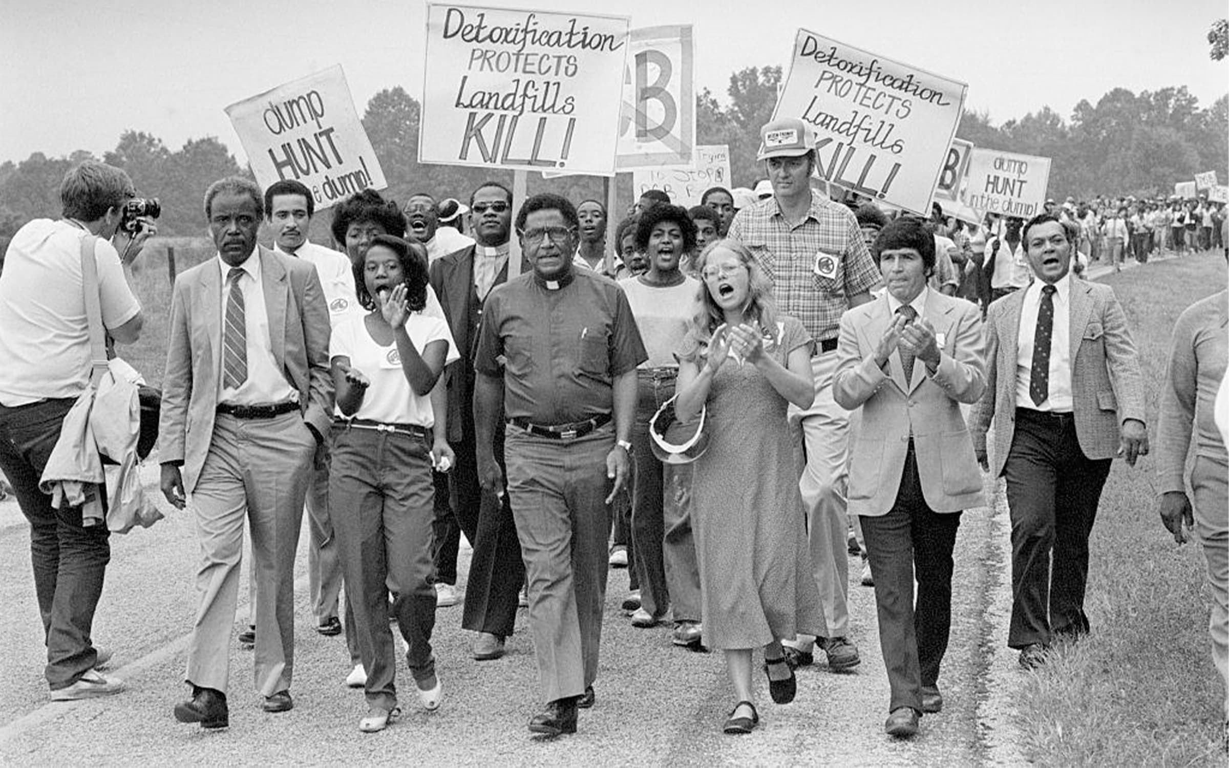 抗議者在北卡羅來納州華倫郡Afton的多氯聯苯（PCB）垃圾堆填區，由Leon White牧師（左二）、Joseph Lowery牧師（中）及Ken Ferruccio（右二）帶領，1982，Getty Images，Bettmann Archive，照片由Otto Ludwig Bettmann拍攝