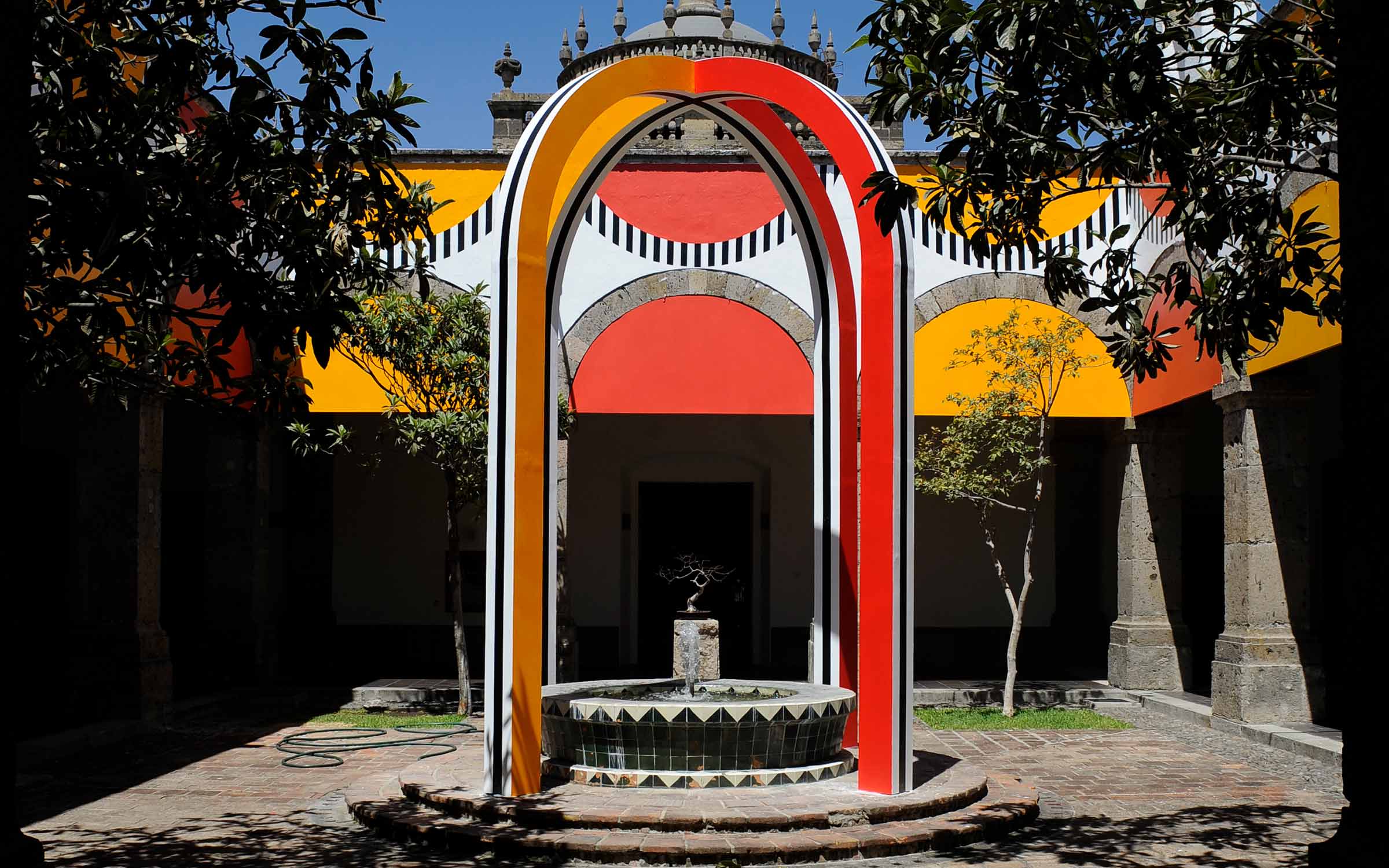 Daniel Buren La fuente a los arcos para un doble friso, travail in situ, Hospicio Cabañas, Guadalajara (Mexique), 2014. Détail. ©DB-ADAGP Paris