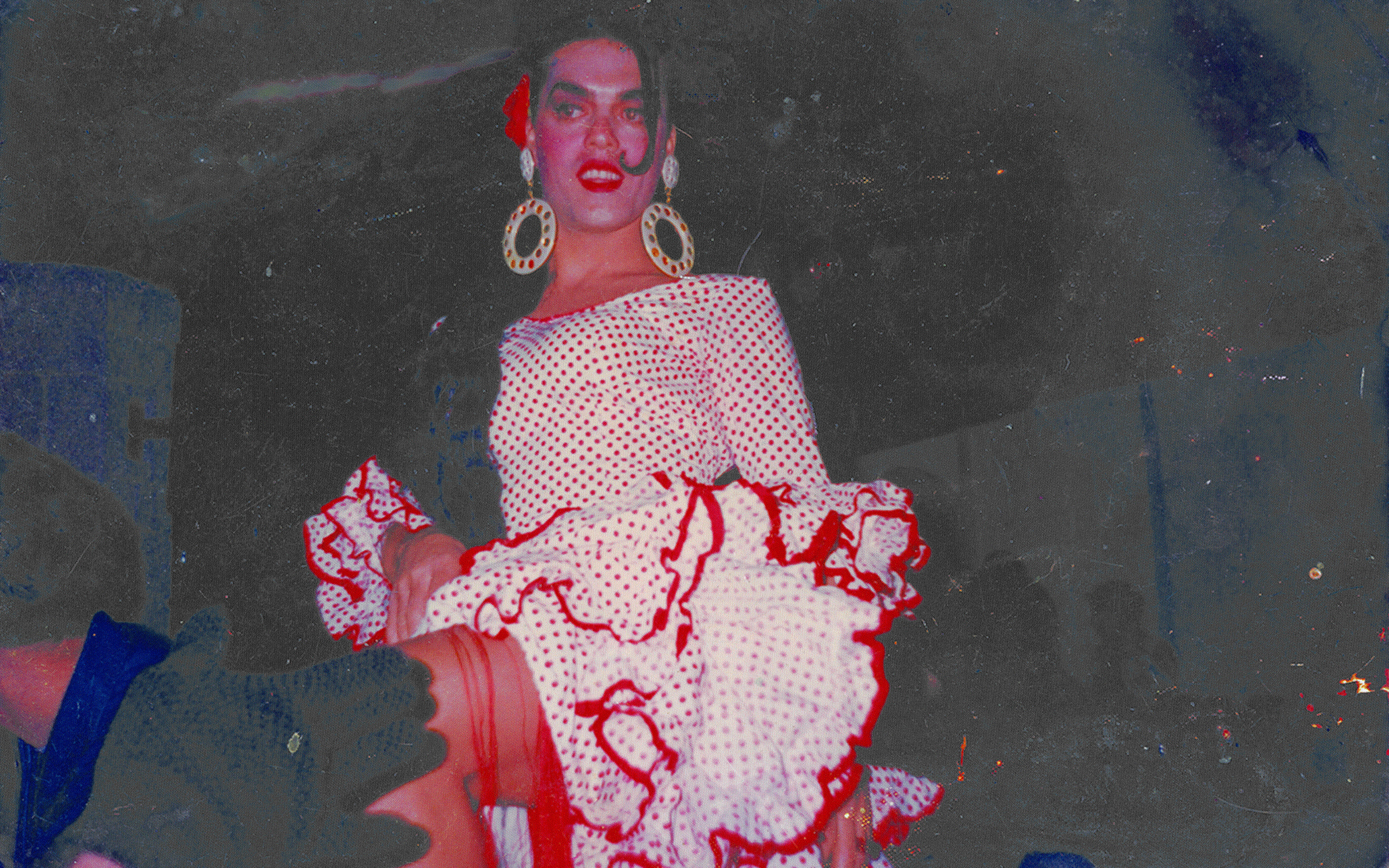 Mohamad Abdouni, Photographie d'Em Abed lors d'un bal masqué au Saframarine, prise à Kesrouane, Liban, 1995. Collection Cold Cuts, avec l'aimable autorisation de la Fondation arabe de l'image, Beyrouth.