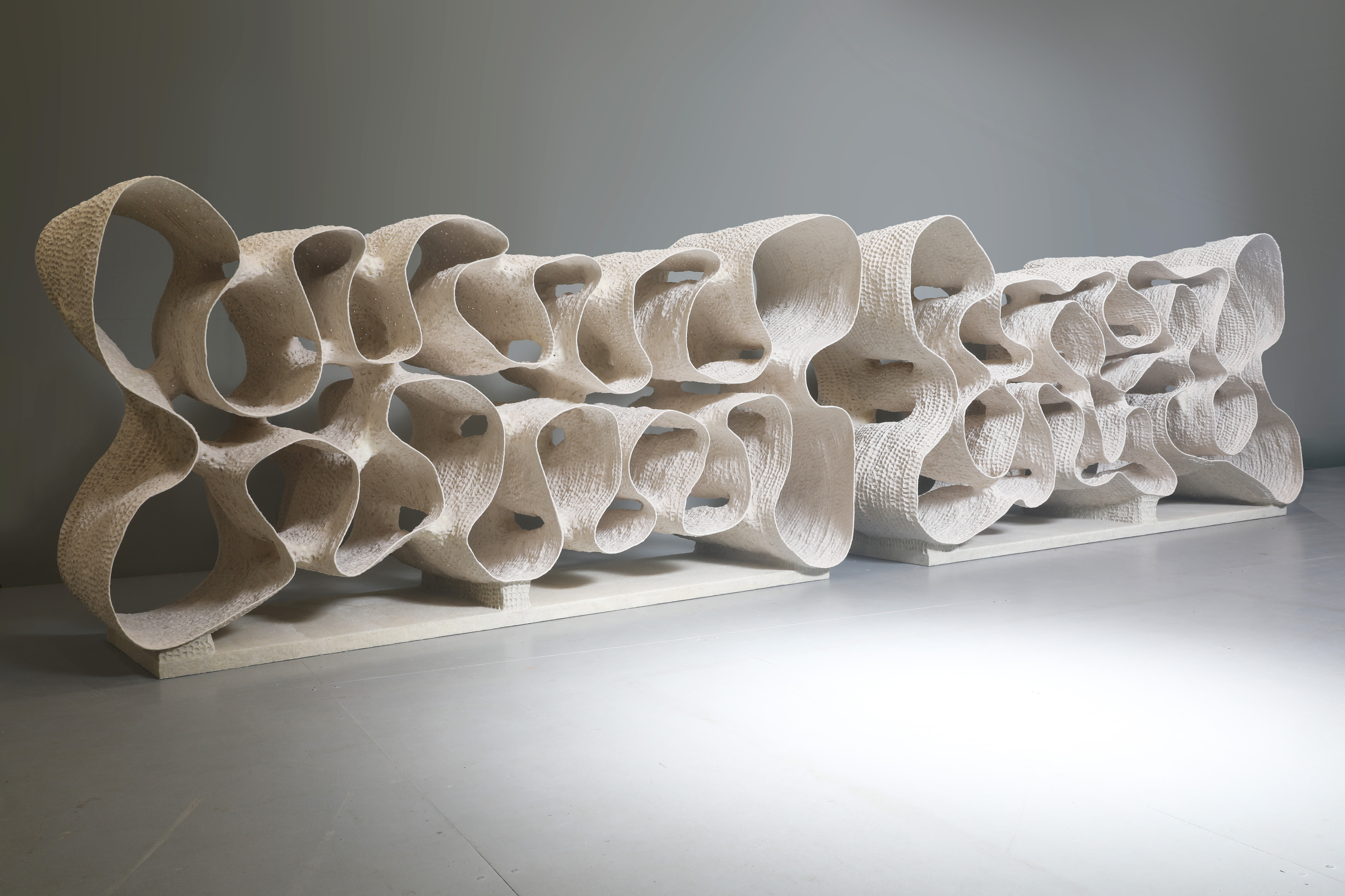 Hsu Yunghsu, 2019-37, 2019, Porcelain, 155.5 × 638 × 82 cm. Courtesy of the artist. © 2018 HSU Yunghsu.