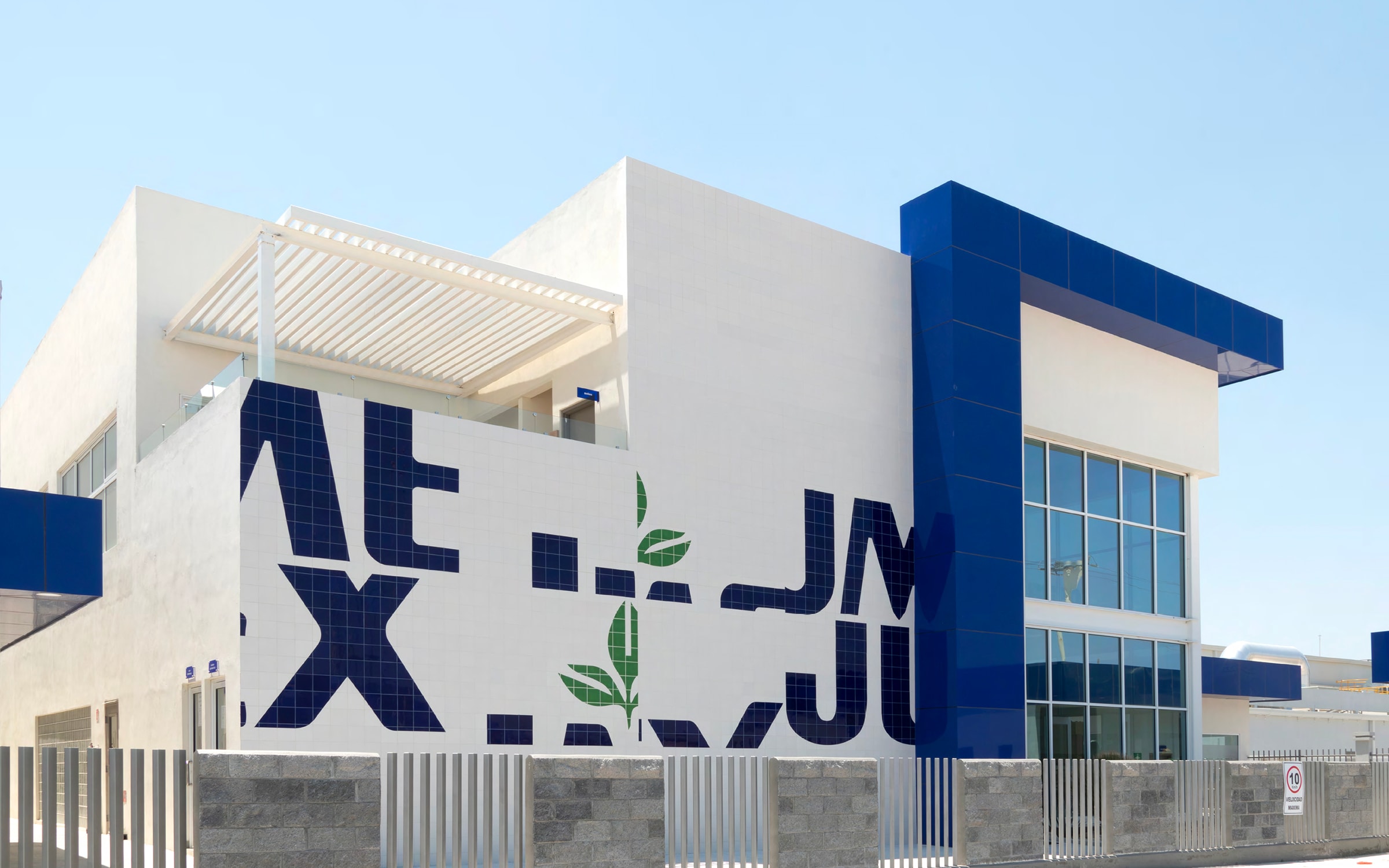 Jumex factory, Monterrey (Mexico). Image courtesy of the Museo Jumex, Mexico City. Work by Dario Escobar, Sans titre, 2023. Courtesy of the artist.