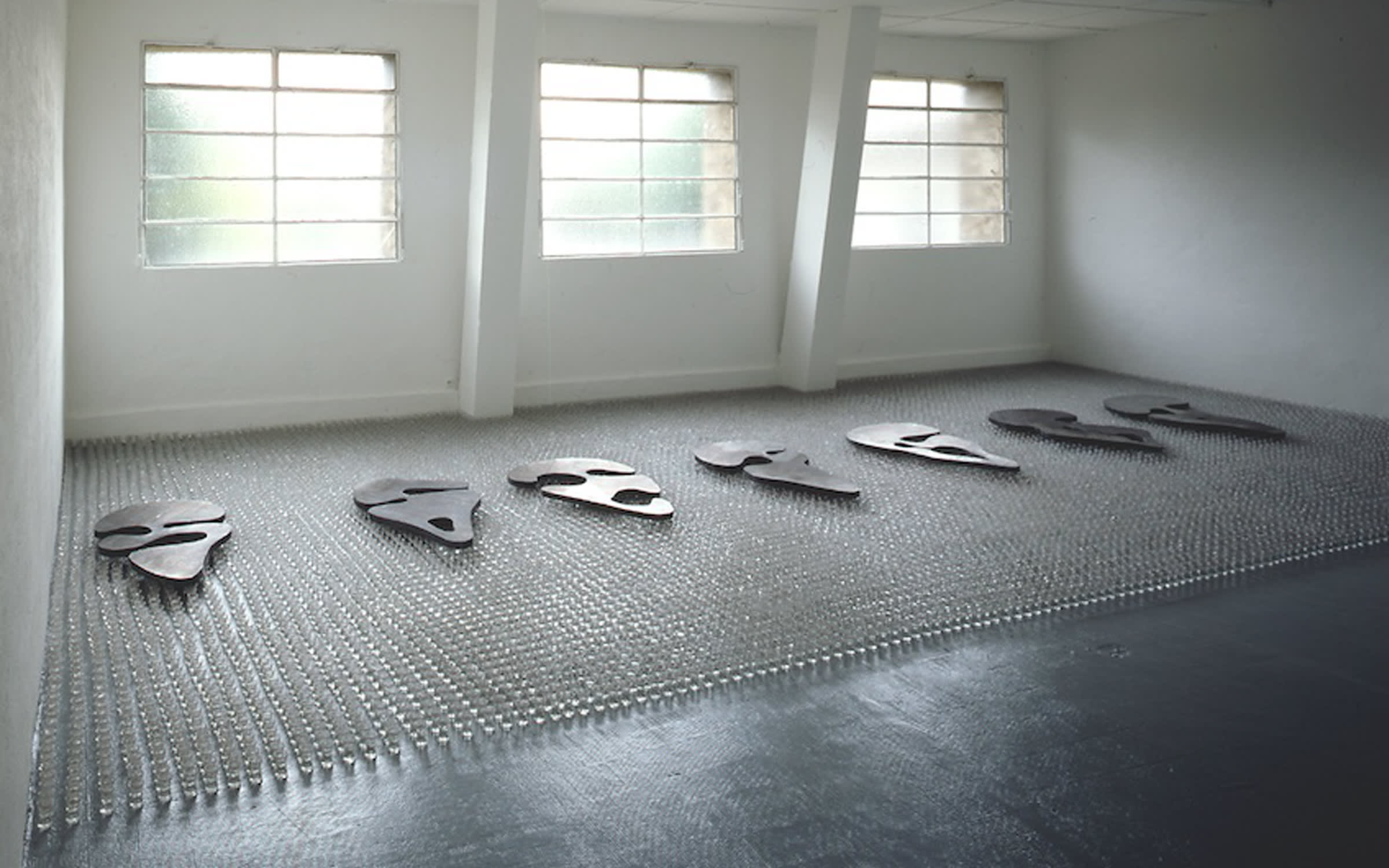Jannis Kounellis, Untitled, 1988. Glasses, alcohol, lead. Installation view at galerie Pietro Spartà, Chagny, 1988. Courtesy of galerie Pietro Spartà, Chagny.