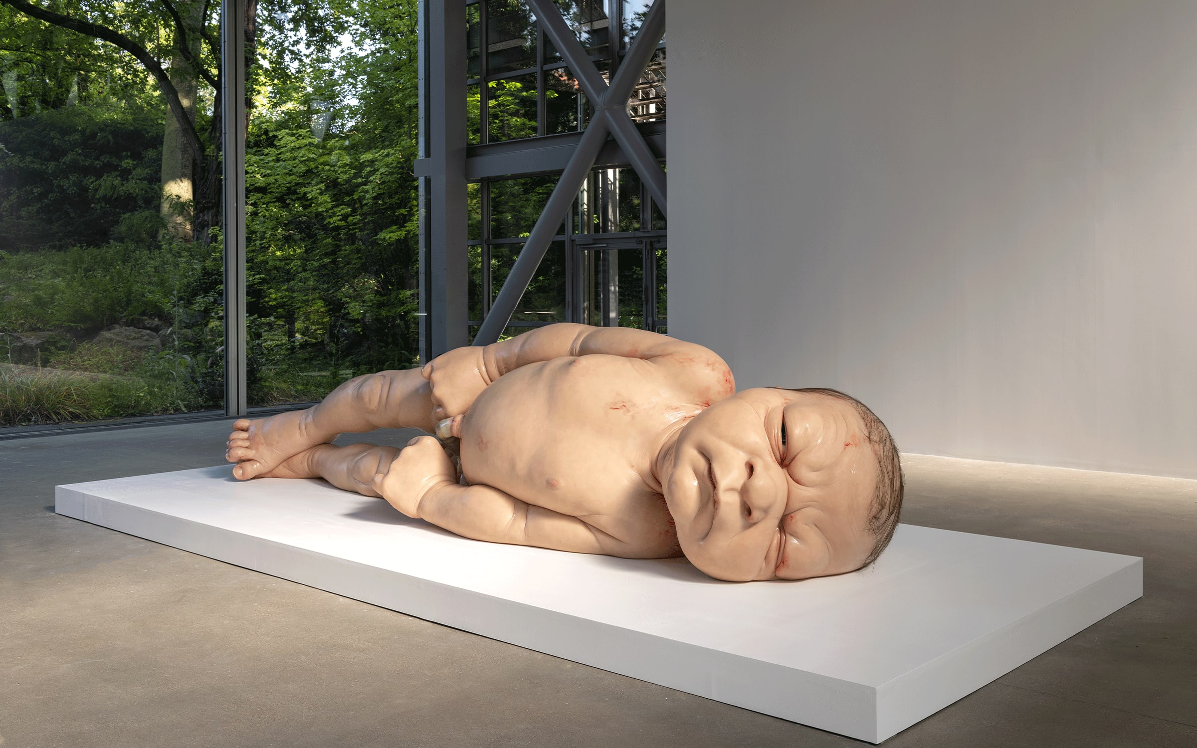 Ron Mueck, A Girl, 2006. Installation view from Ron Mueck’s solo show at the Fondation Cartier, Paris, 2023. Scottish National Gallery of Modern Art, Edinburgh. Acquired thanks to the support of the Art Fund, 2007. © Marc Domage