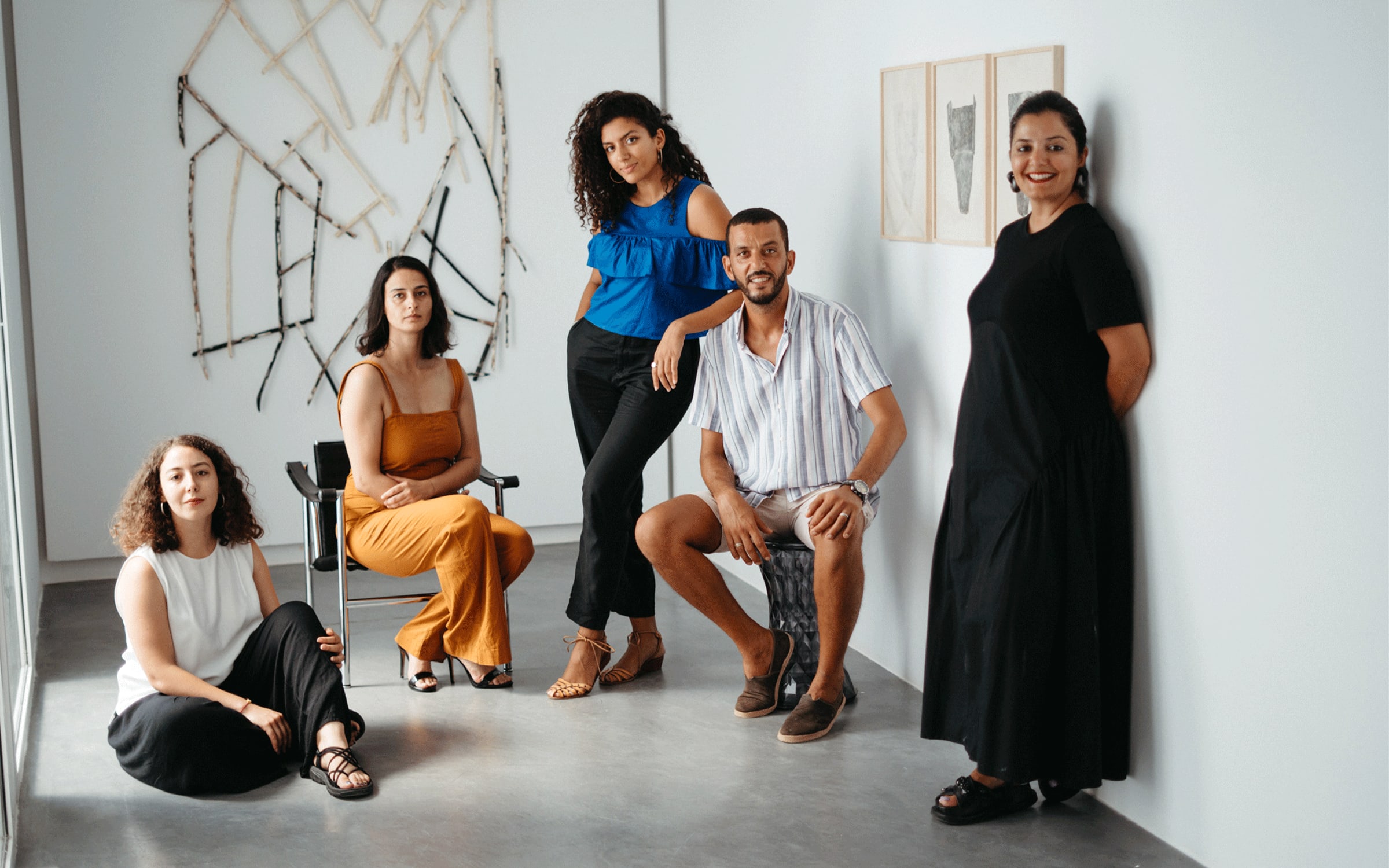 De gauche à droite : Salma, Insaf, Rania Hentati, Haythem, Selma Feriani. Avec l'aimable autorisation de Paul Mesnager et de Selma Feriani Gallery.