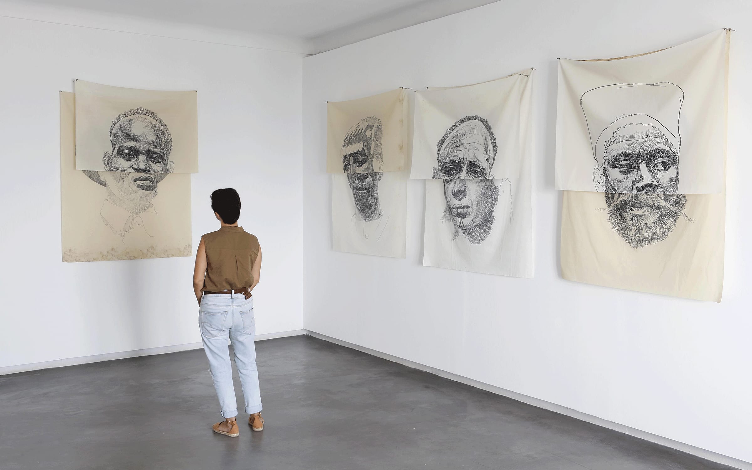 Vue d'installation de l'exposition de Nidhal Chamekh « Nos visages », galerie Selma Feriani, Sidi Bou Saïd, 2019. Avec l'aimable autorisation de l'artiste et de Selma Feriani Gallery.