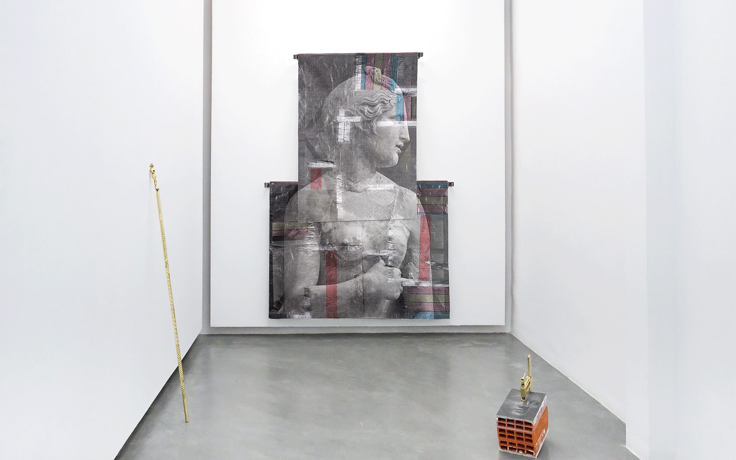 Vue d'installation des œuvres de Malek Gnaoui dans l'exposition collective « Untitled 2 », galerie Selma Feriani, Sidi Bou Saïd, 2022. Avec l'aimable autorisation de l'artiste et de Selma Feriani Gallery.