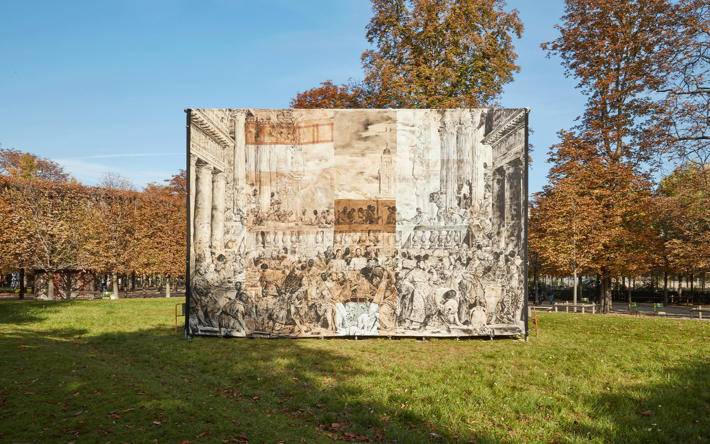 Vue d'installation de l’œuvre de Roméo Mivekannin Les Noces (2022) au Jardin des Tuileries, Paris, 2022.
