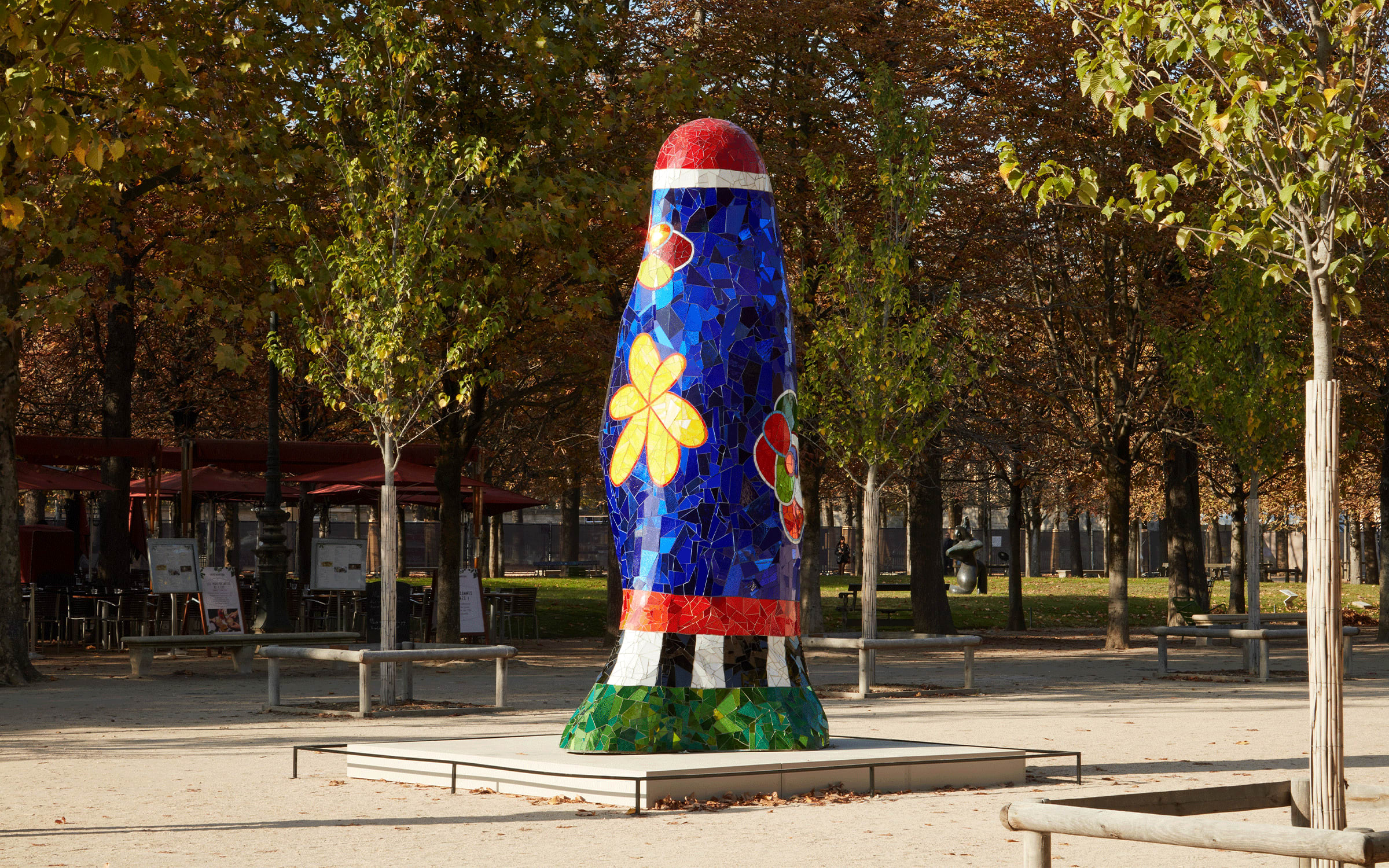 Installation view of Niki de Saint Phalle’s Obélisque bleu avec fleurs (1992) at the Jardin des Tuileries, Paris, 2022.