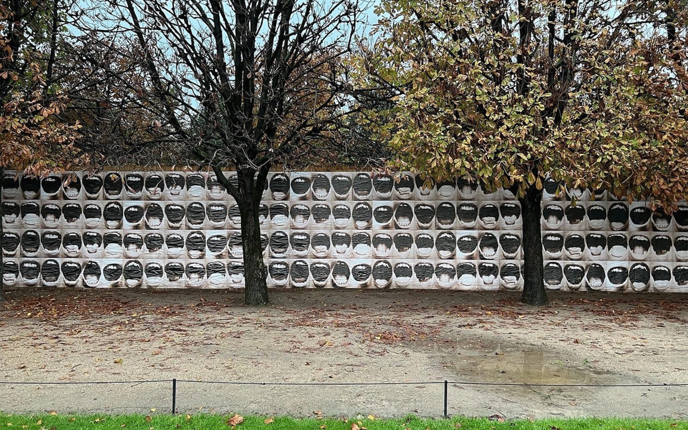 Vue d'installation de l’œuvre de Graciela Sacco, Bocanada (1993) au Jardin des Tuileries, Paris, 2022. Avec l'aimable autorisation de la succession de Graciela Sacco et de Rolf Art, Buenos Aires.